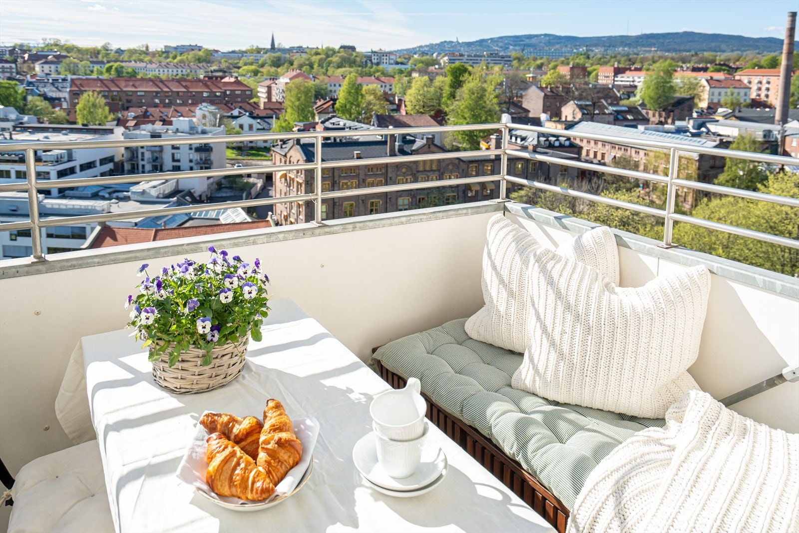 Balkongen har god plass til utemøblement, perfekte stedet å spise frokosten sin på! Galleribilde
