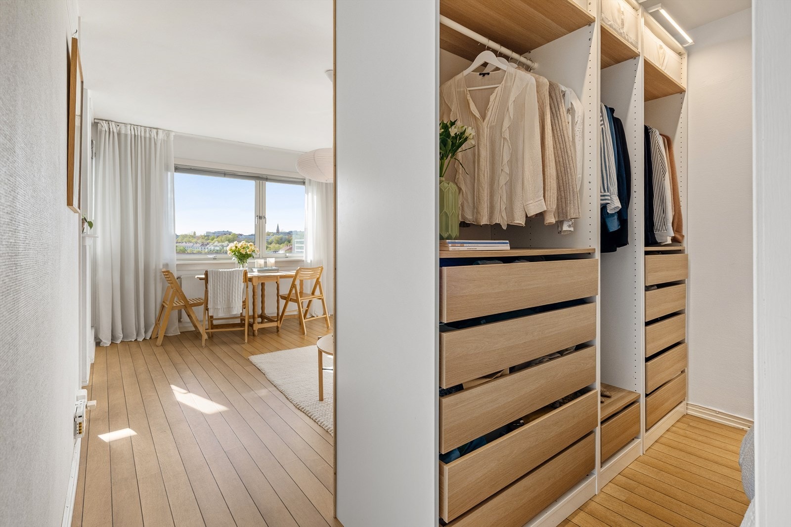 I stuen er det en praktisk og romslig alkove. Galleribilde