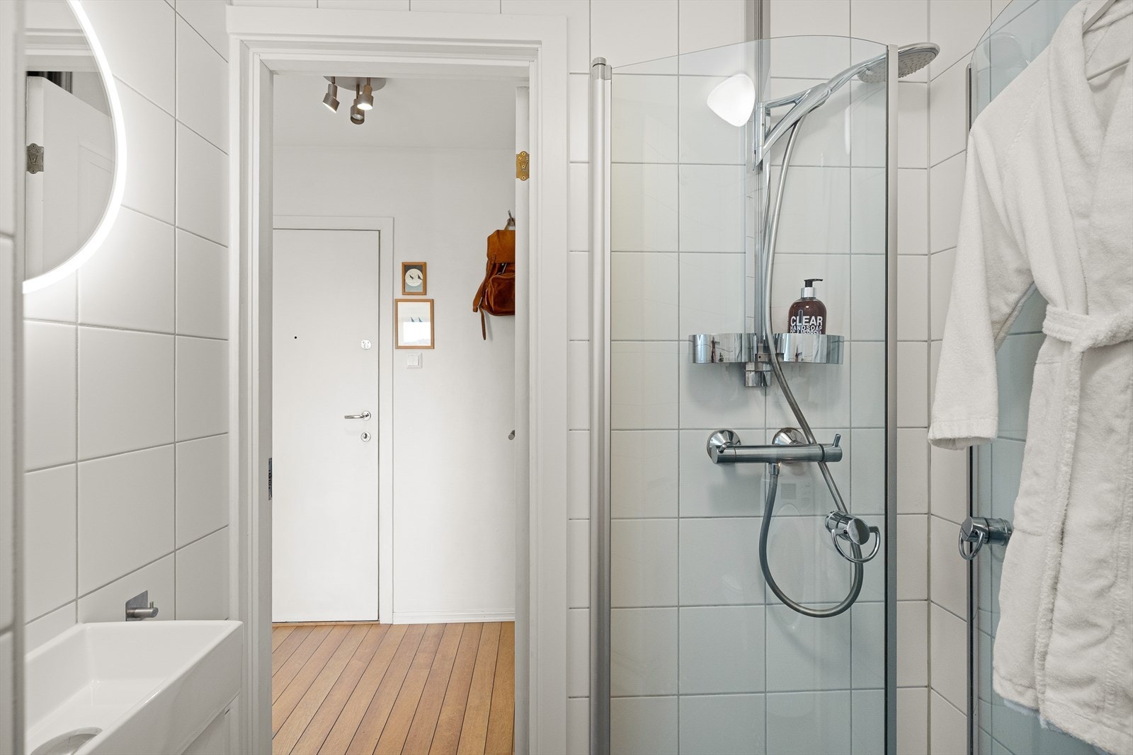 Behagelig gulvvarme og downlight med dimmer i himling. Galleribilde