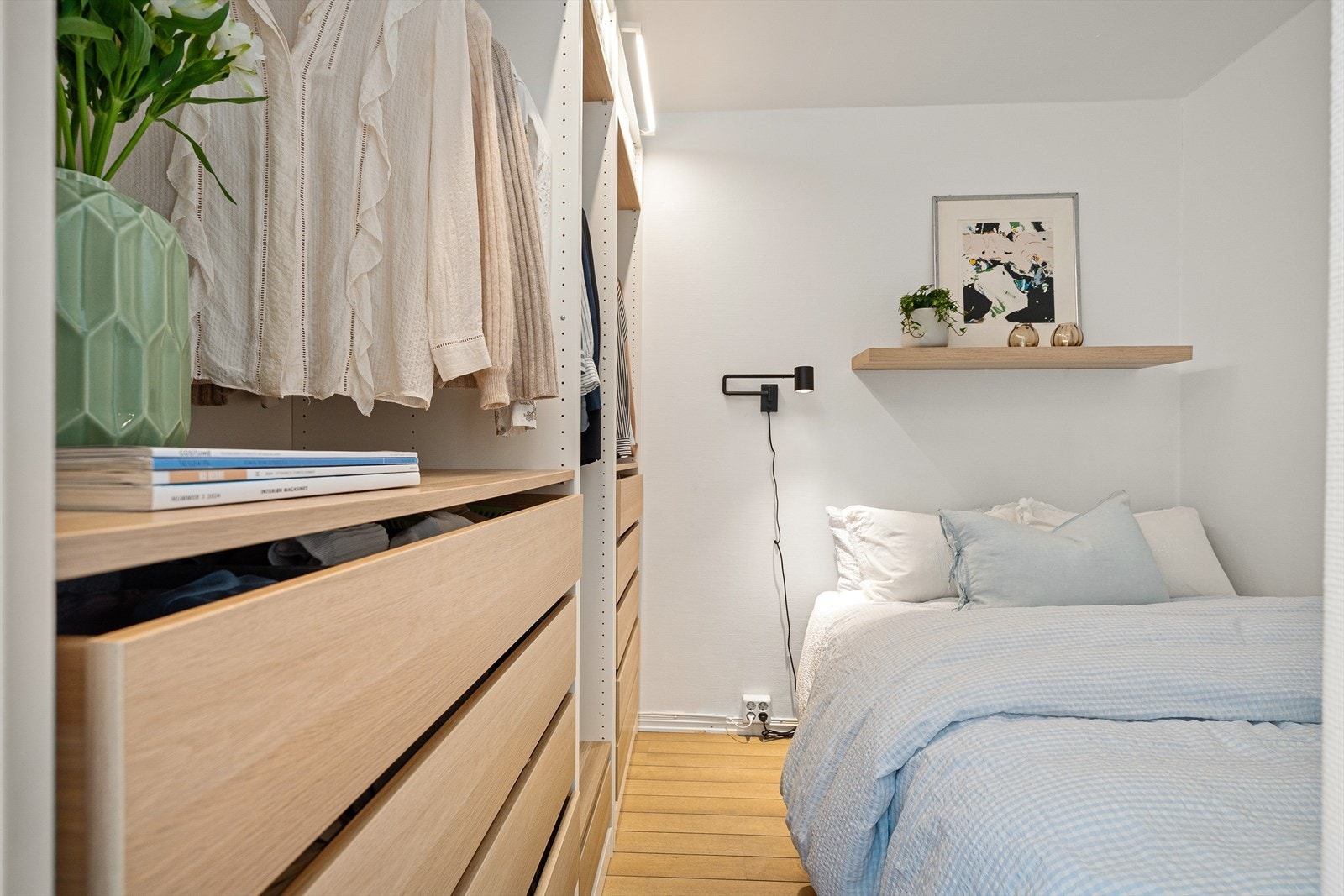 Her er det laget en smart og praktisk løsning med rikelig av oppbevaringsmuligheter. Galleribilde