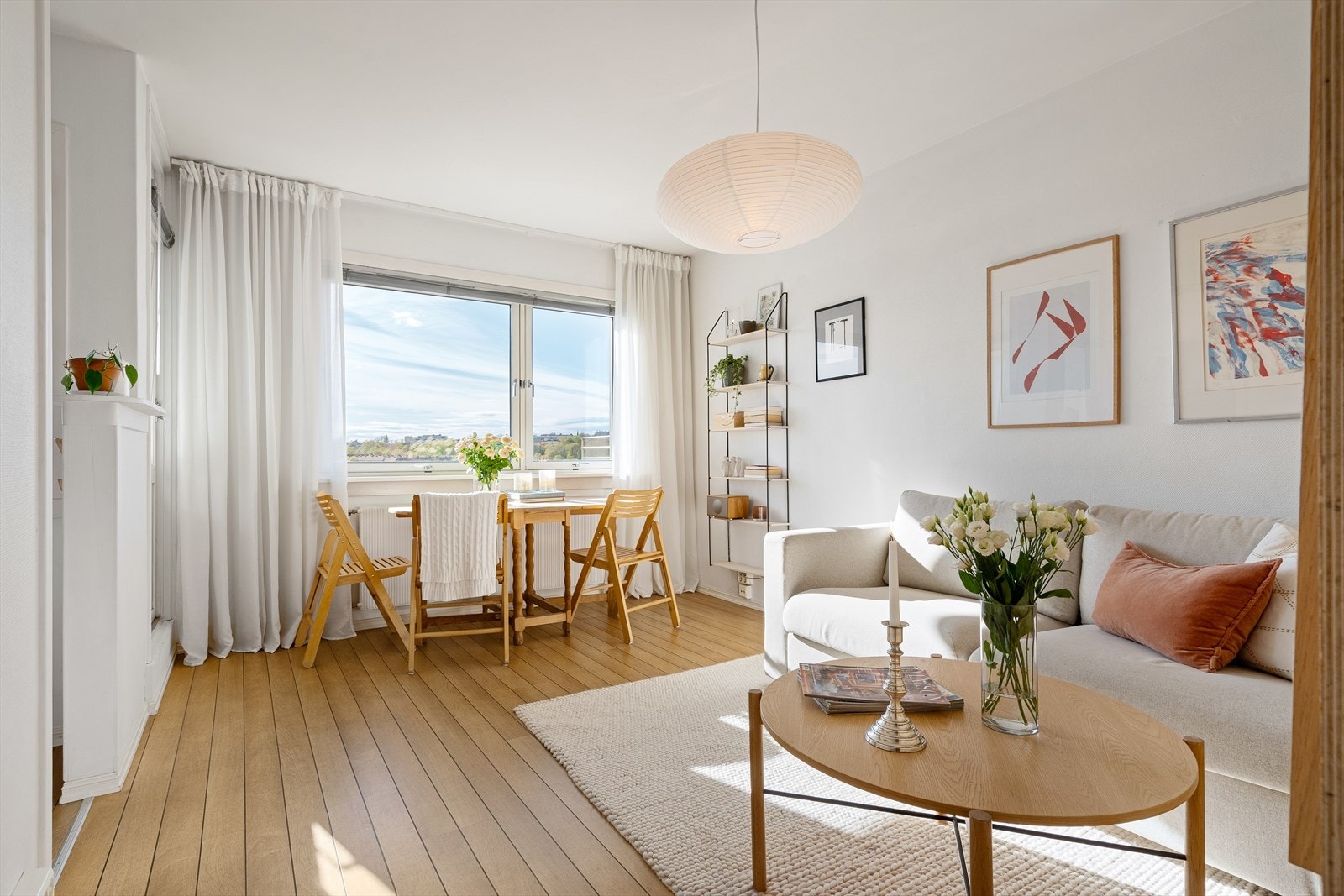 Leiligheten har en herlig og lys stue med en generøs takhøyde på 2,50 meter. Galleribilde