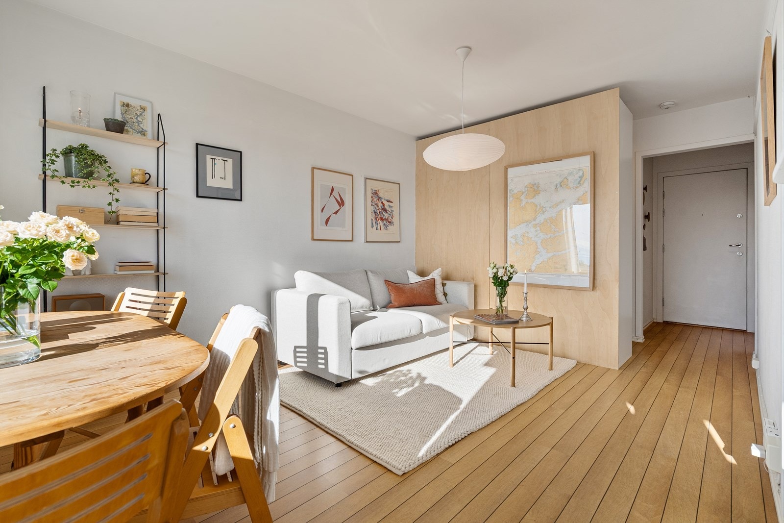 Stuen har store vindusflater som gir mye naturlig lys til rommet. Galleribilde