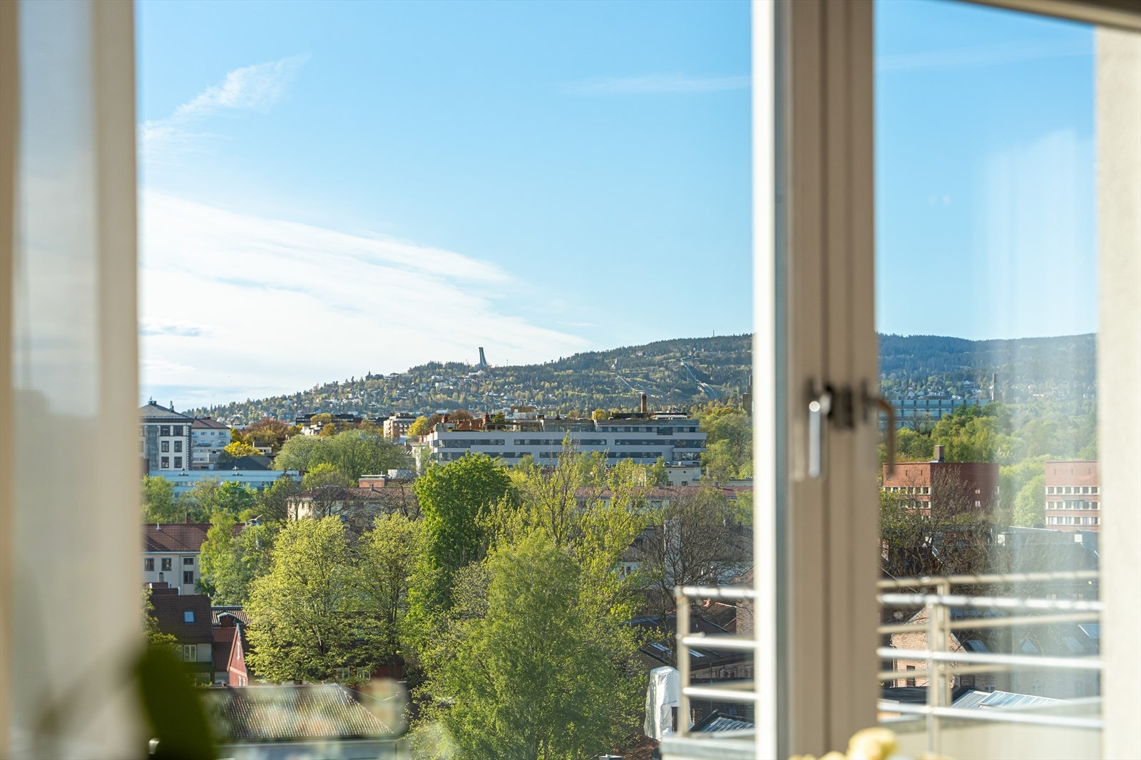 Her ser man Holmenkollen fra kjøkkenvinduet. Galleribilde