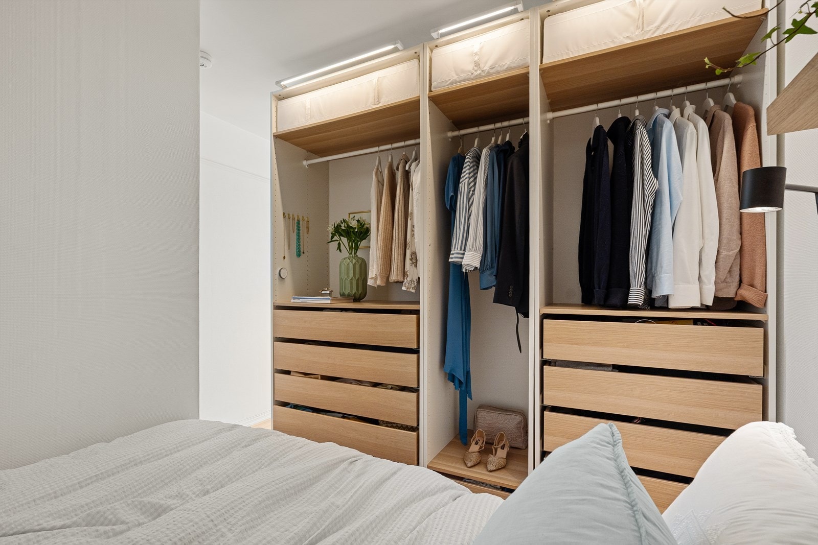 Det er montert dimbare lys i gaderobeløsning. Galleribilde