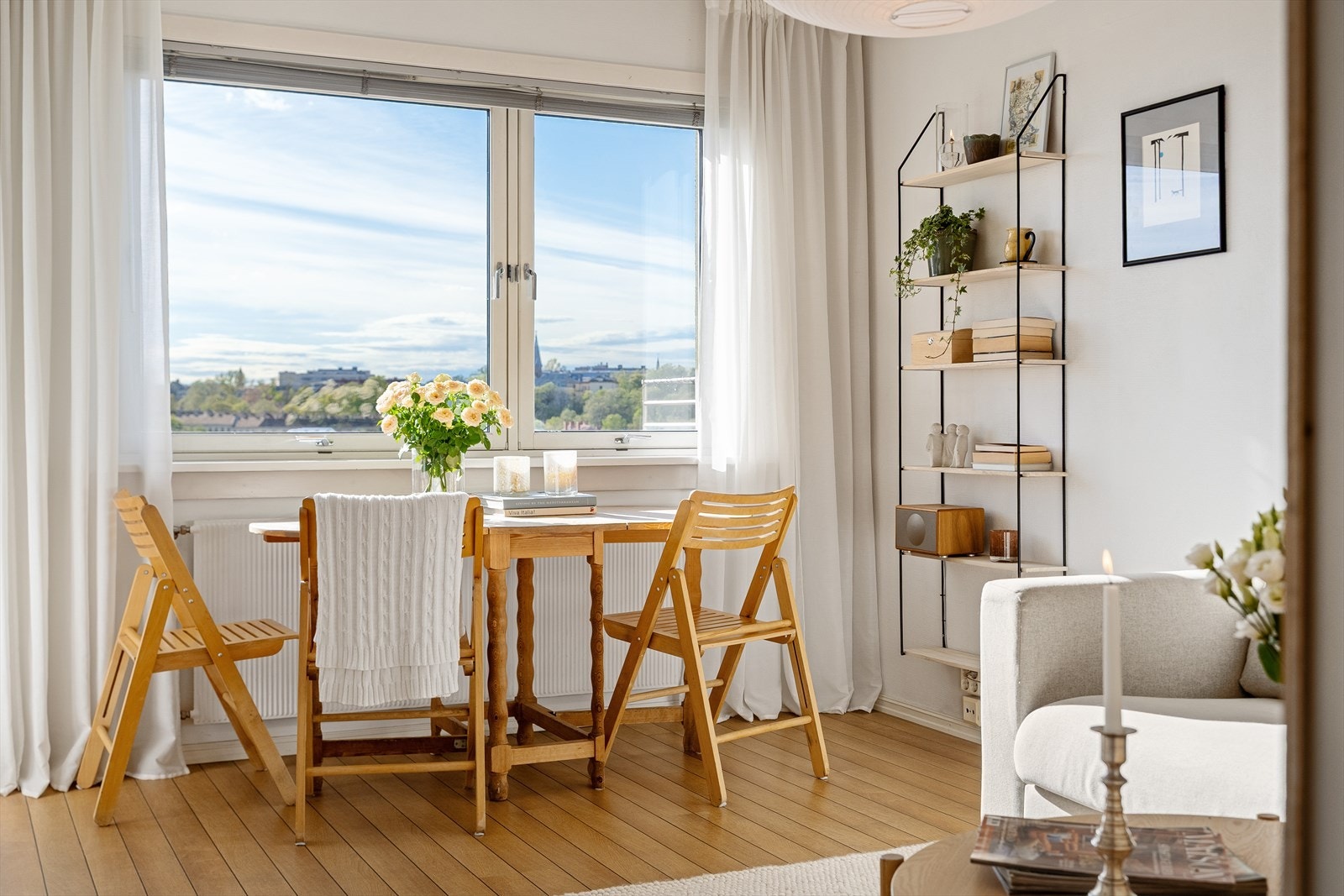 Her er det god plass ti sofa, sofabord og en spisegruppe foran en nydelig utsikt. Galleribilde