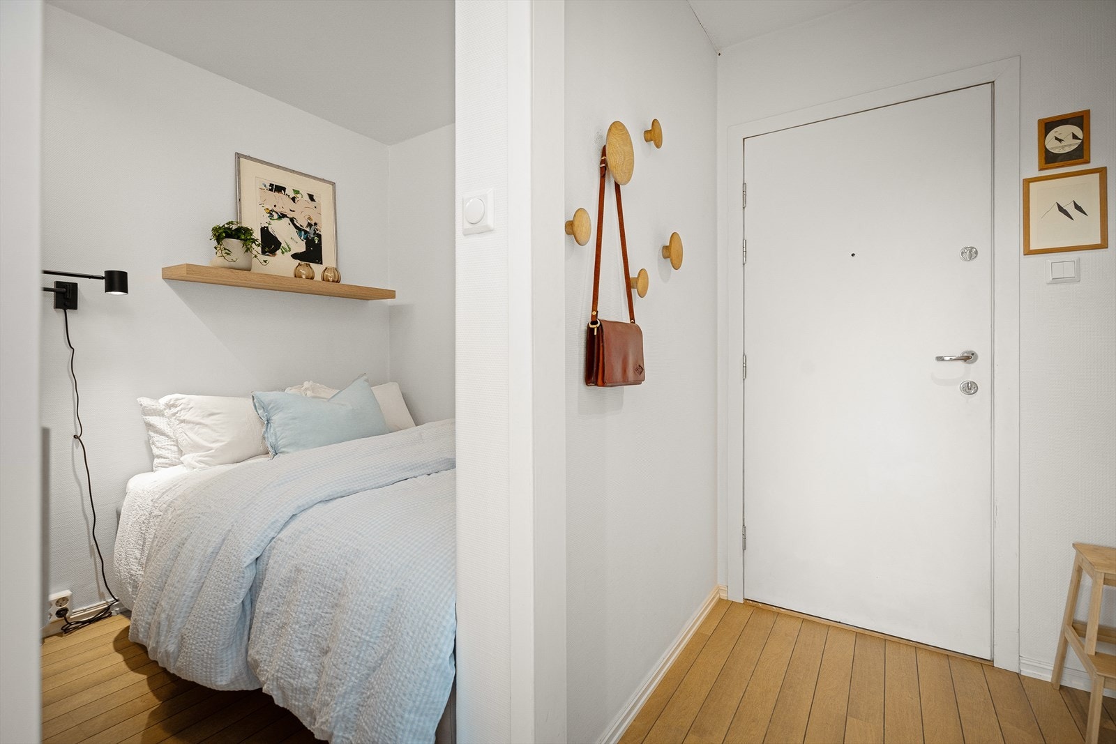 Sovealkoven ligger mellom stue og entrè. Galleribilde