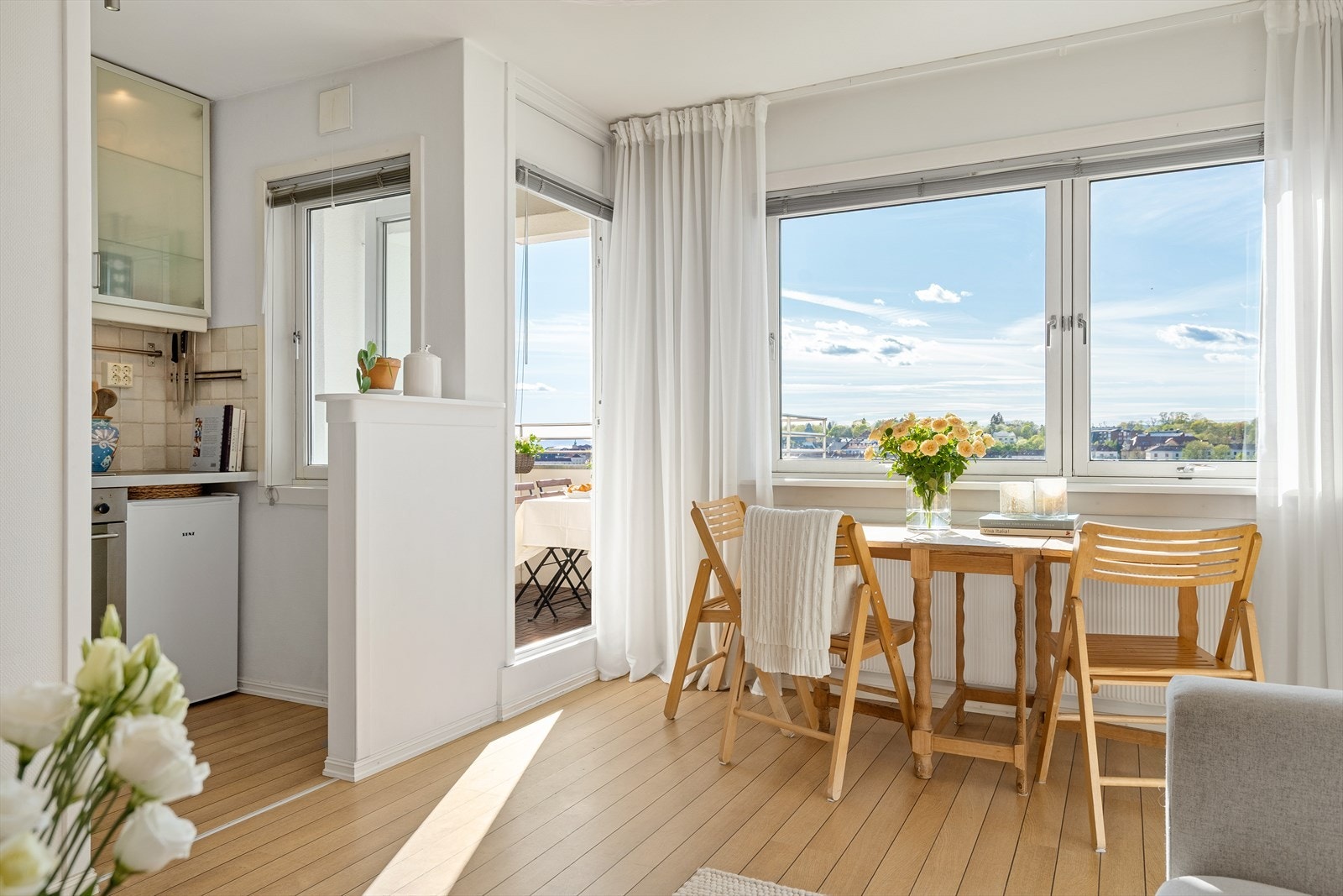 Fra stuen har man utgang til den vestvendte balkongen. Galleribilde