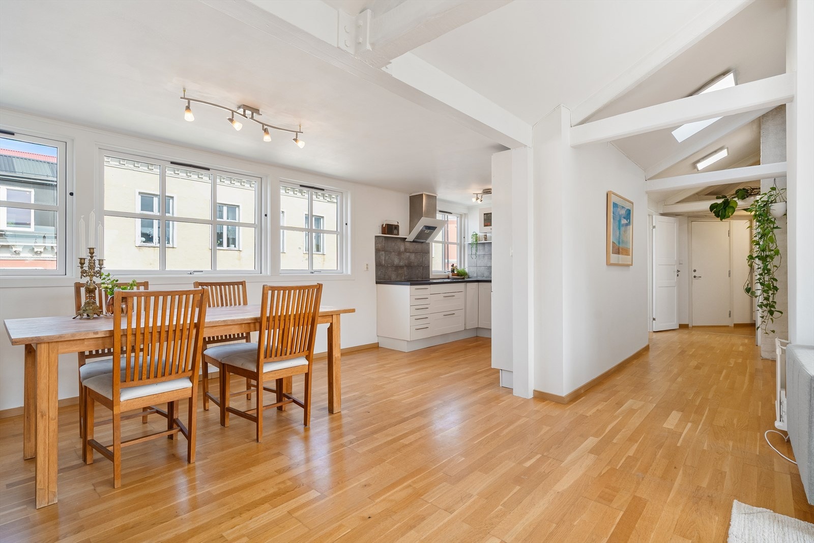 Kjøkkenet har en skjermet og god plassering i rommet. Planløsningen gjør det enkelt å innrede i ulike soner. Galleribilde