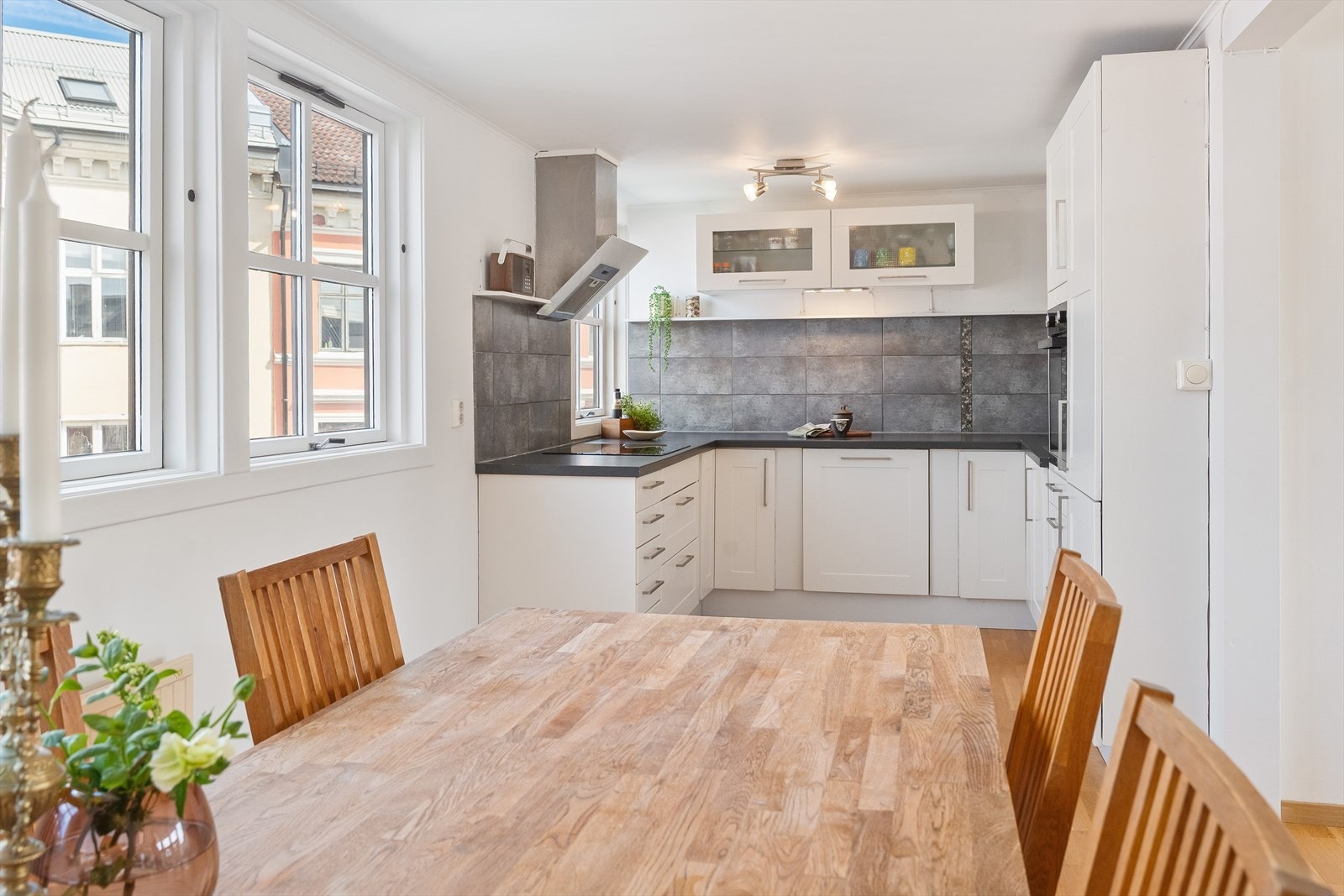 Klassisk, skjermet kjøkken fra Ikea. Galleribilde