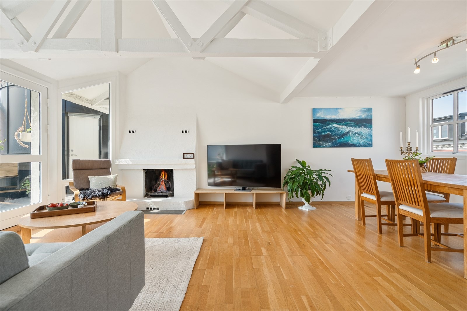 Den stemningsfulle peisen sikrer behagelig, vedvarende varme og bidrar til hyggelig stemning på kalde høst- og vinterkvelder. Galleribilde