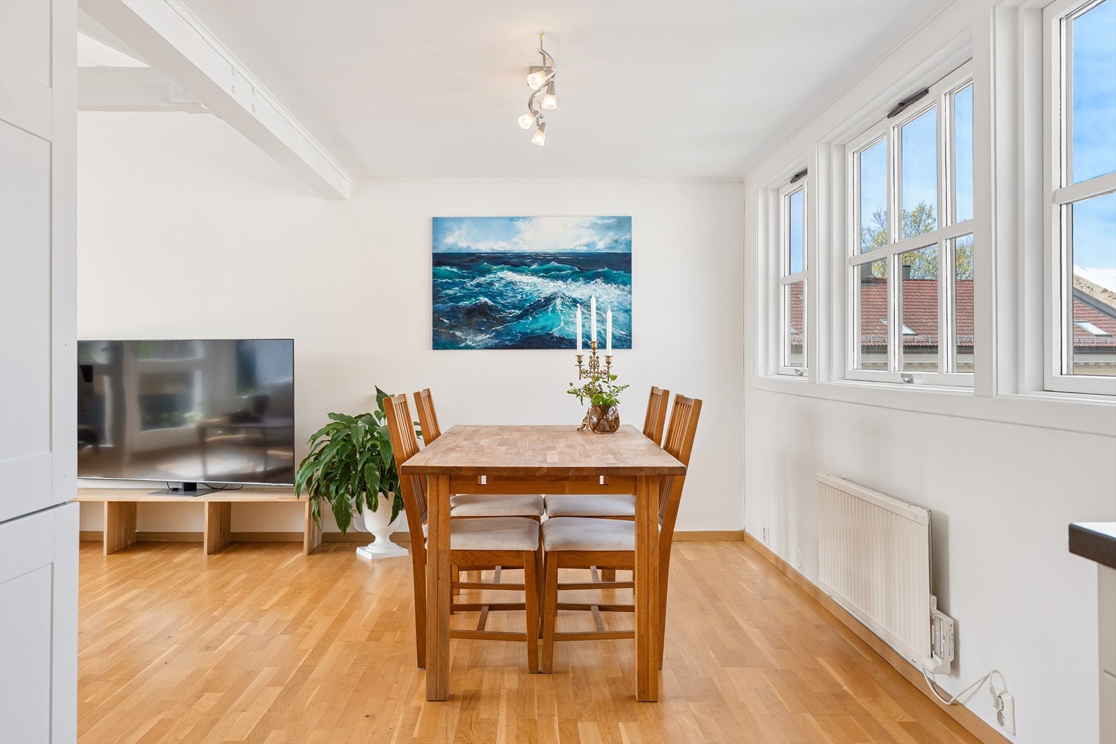 Ved kjøkkenet er det god plass til stor spisegruppe. Galleribilde