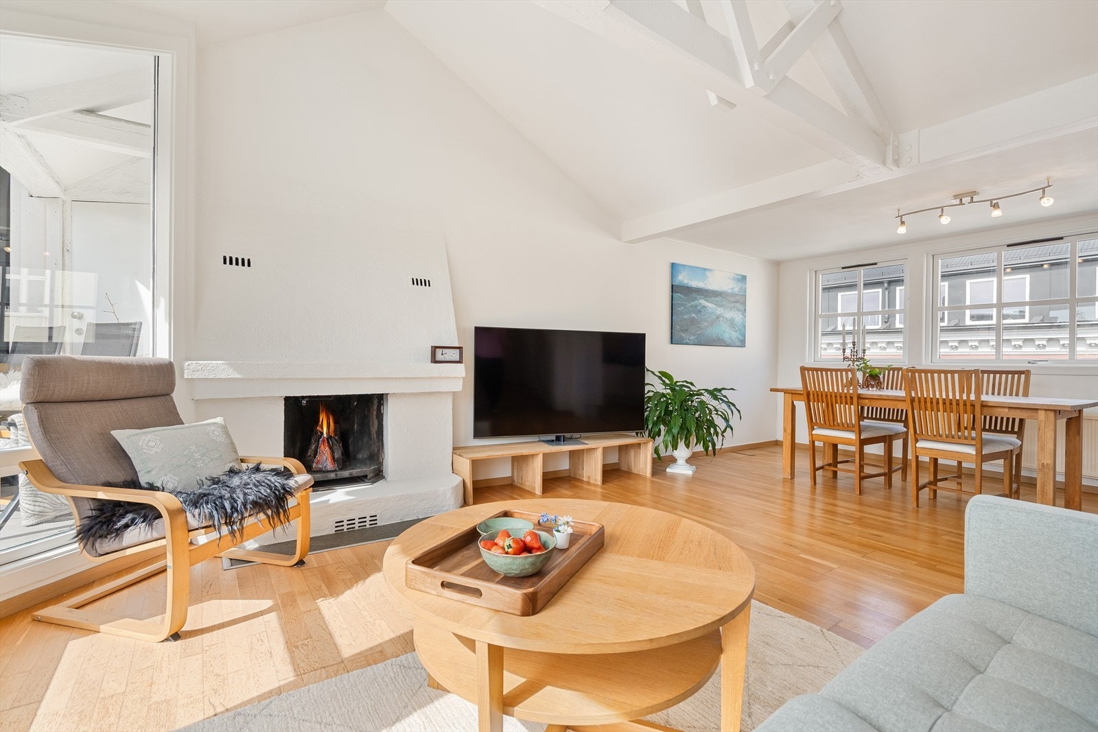 Det er god plass til stor sofagruppe med tilhørende sofabord og tv-benk. Galleribilde