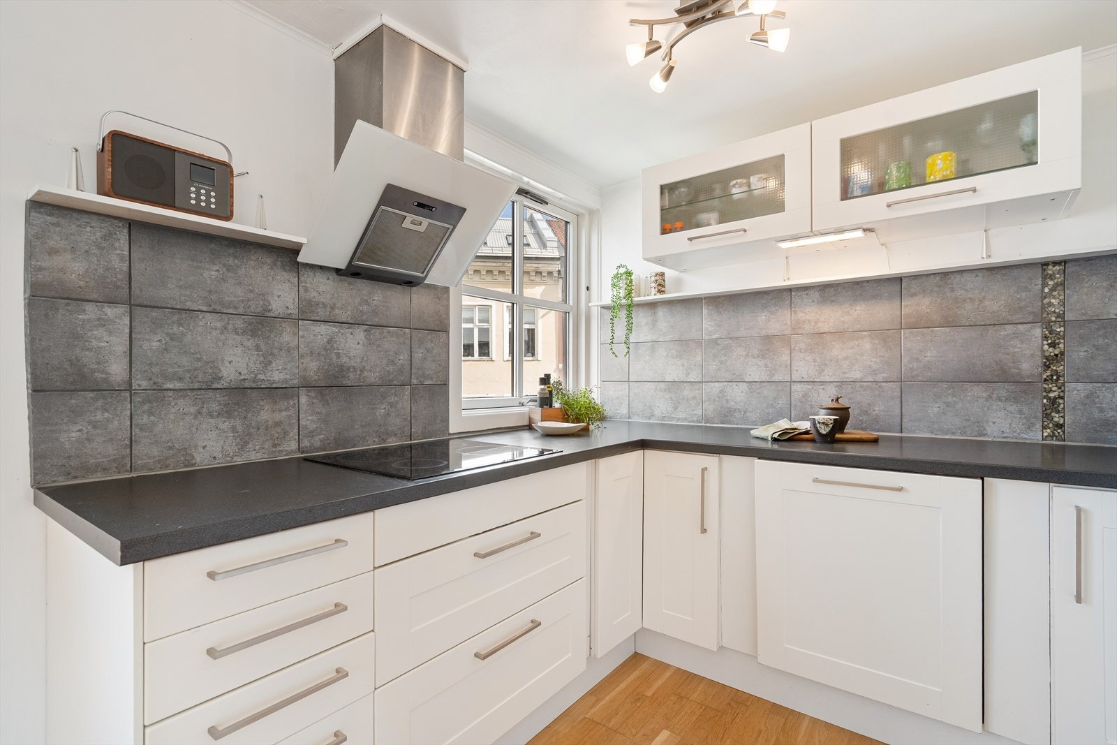 Det er integrert oppvaskmaskin, kjøl/fryseskap, platetopp og stekeovn. Innredning med mekanisk avtrekksvifte over stekesonen. Galleribilde