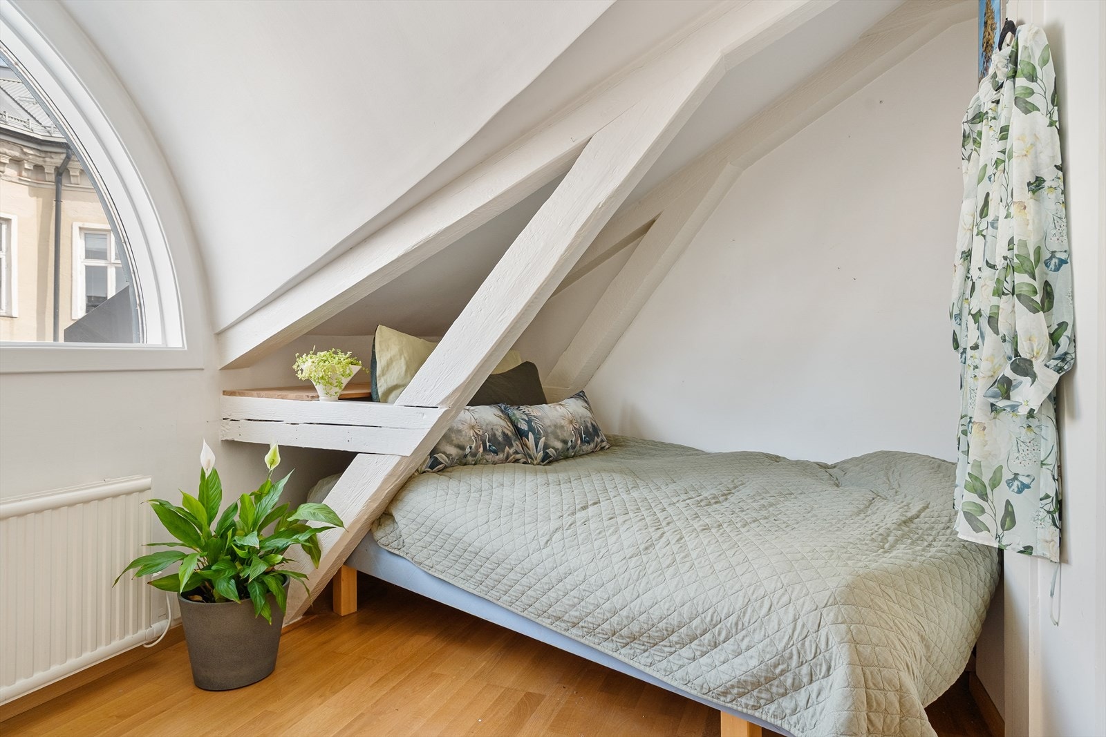 Rommet har plass til seng, skrivepult og skap/kommode. Galleribilde