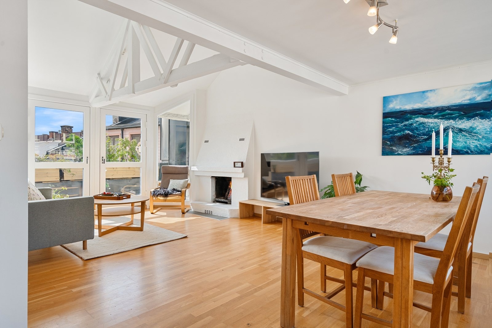 På det høyeste er himlingen oppmålt til 3,26 meter. Synlige takbjelker gir leiligheten særpreg. Galleribilde