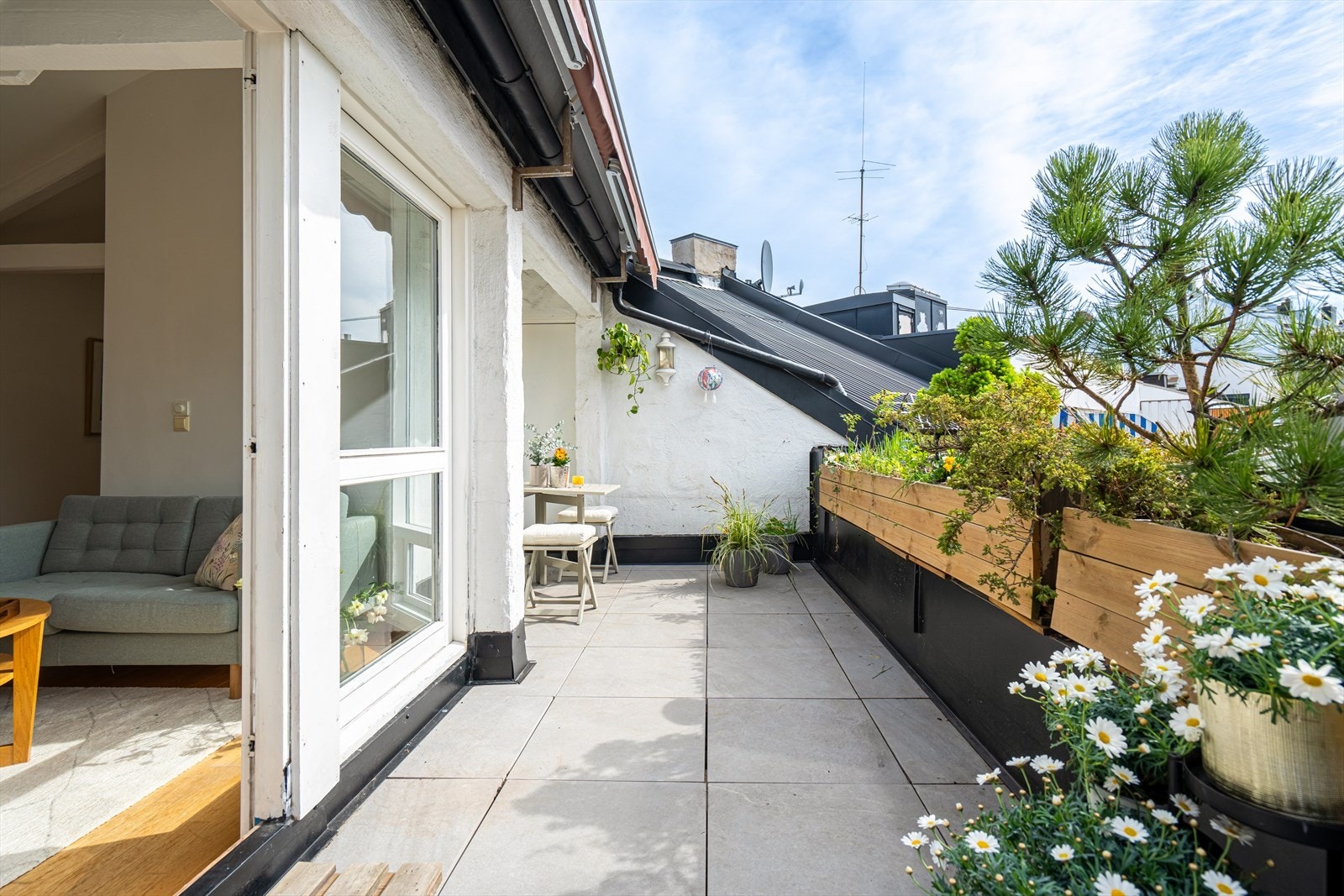 En lys, luftig og romslig 3-roms topp- og hjørneleilighet med tilbaketrukket og attraktiv beliggenhet. Galleribilde