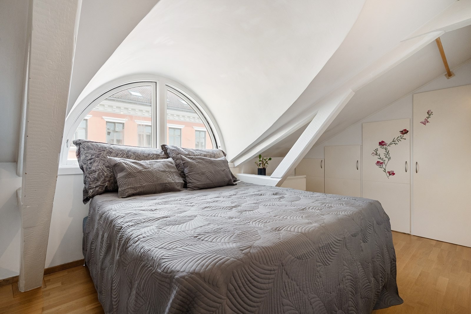 Hovedsoverommet er romslig, og har god plass til dobbeltseng, nattbord og garderobeskap. Galleribilde