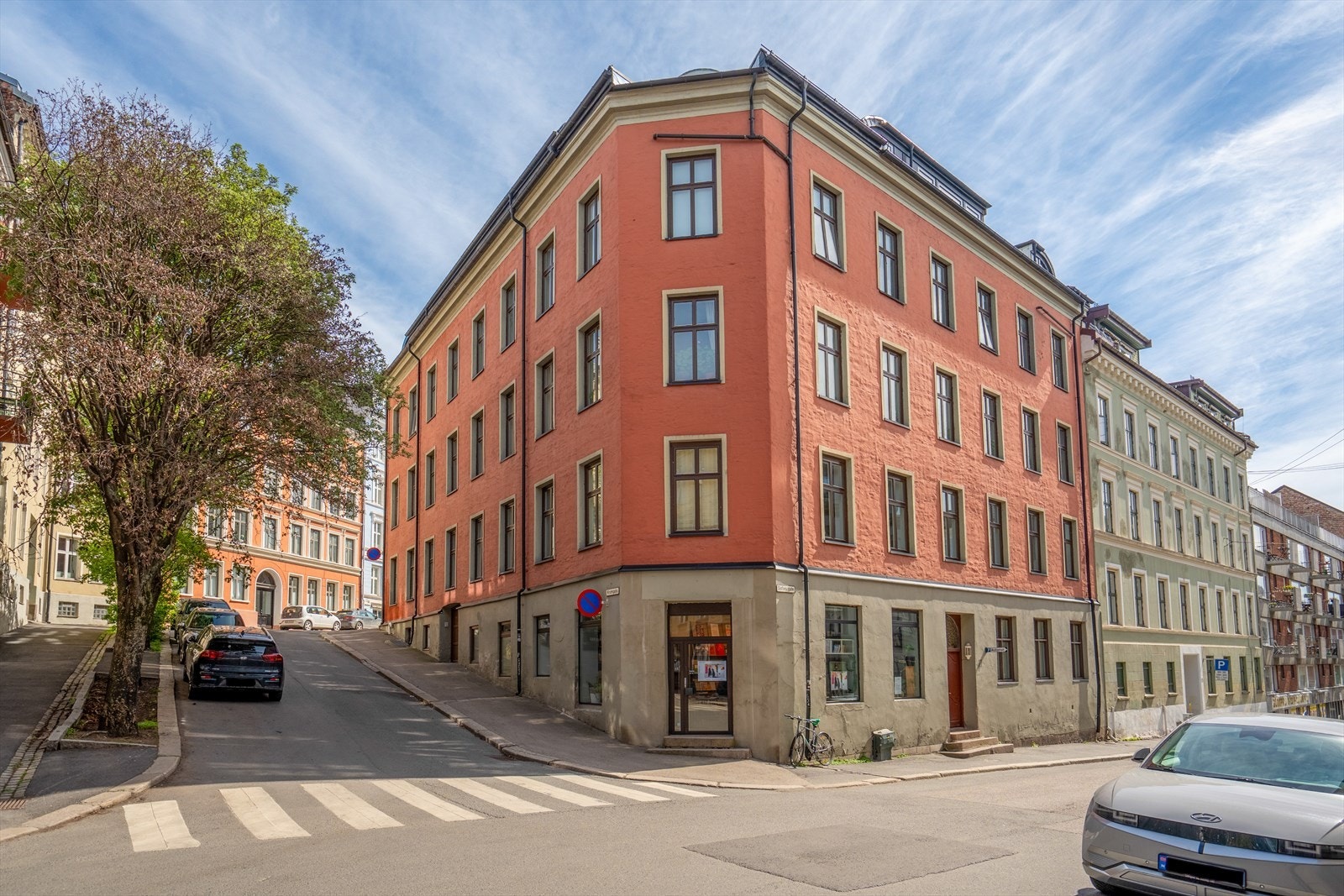 Leiligheten ligger i en tilbaketrukket gate midt mellom St. Hanshaugen og Bislett. Galleribilde