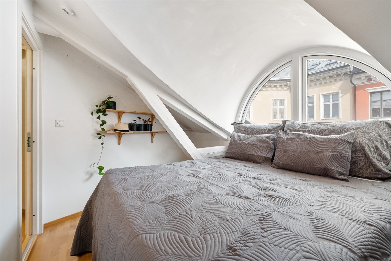 Nydelige, buede vindusflater. Galleribilde