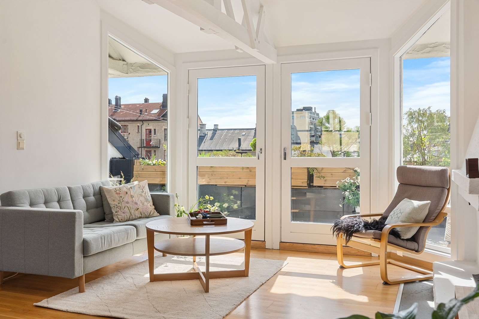 Leiligheten har en innbydende og lys stue med store vindusflater, gjennomgående løsning og svært godt lysinnslipp. Galleribilde