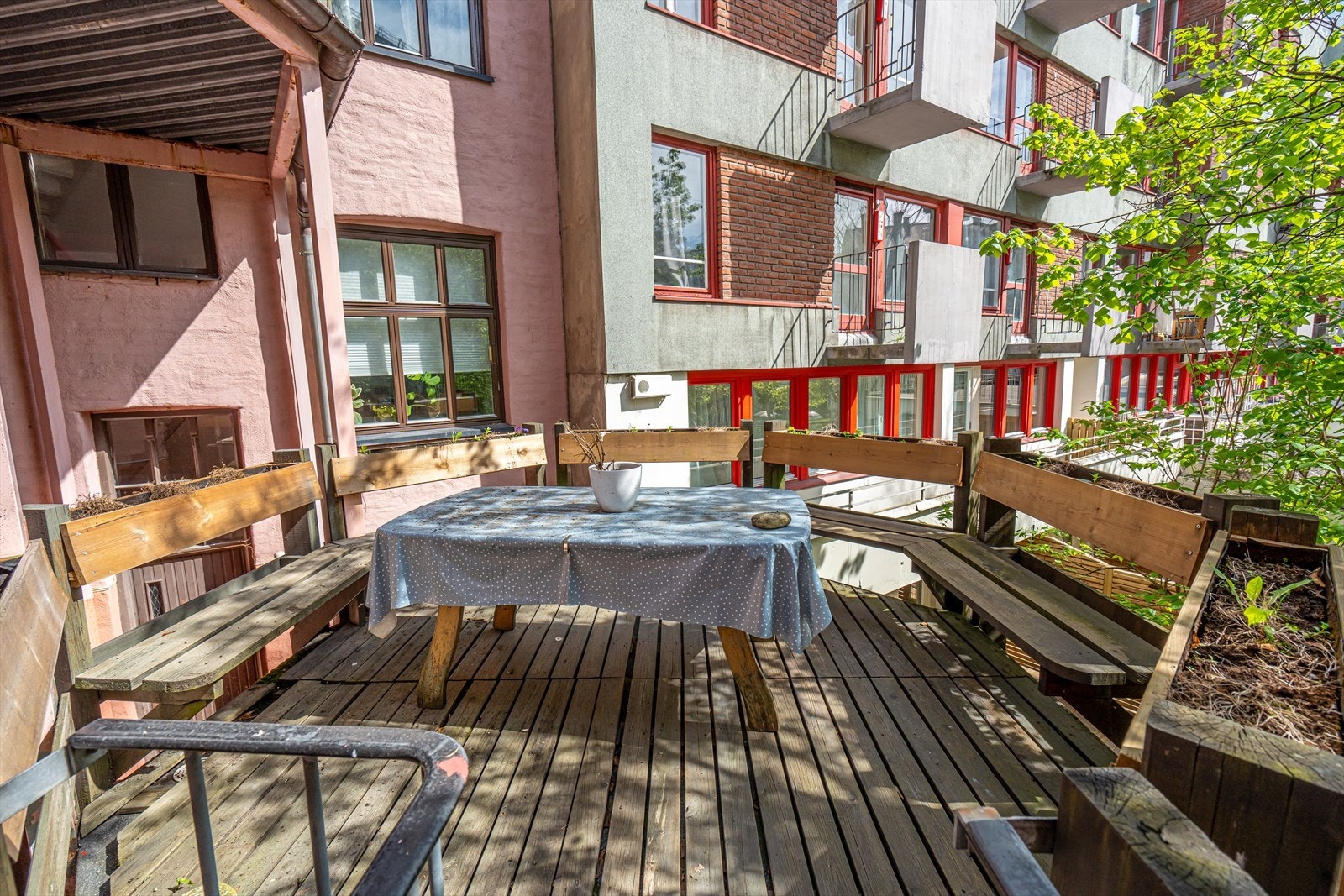 Sameiet har en hyggelig terrasse i bakgården med sittegruppe. Galleribilde