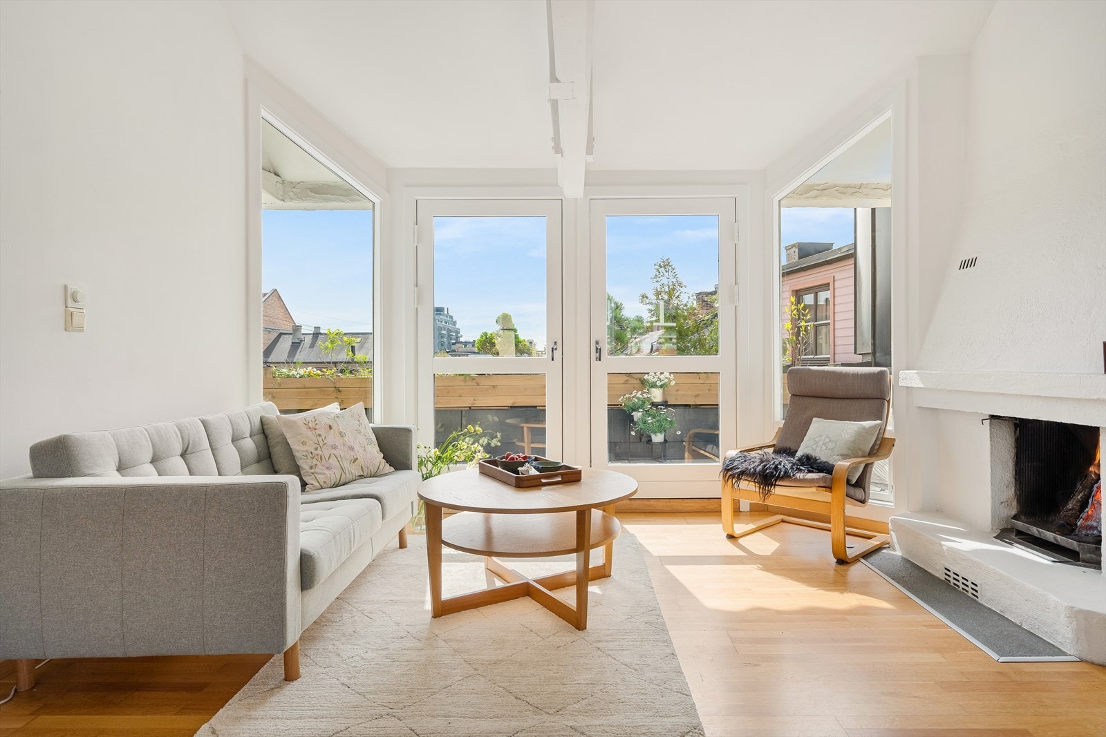 Leiligheten ligger i 5. etasje og inneholder gang, stue/kjøkken, bad, toalett og to soverom. Galleribilde