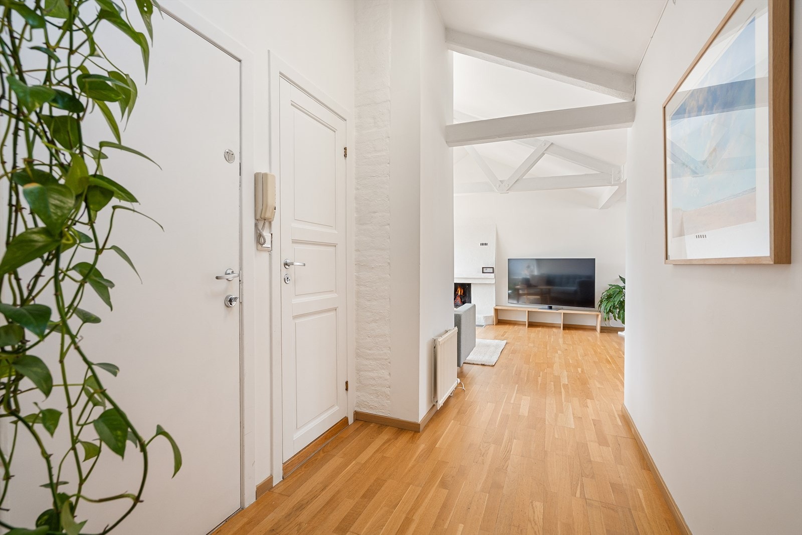 I entréen er det stor integrert garderobe for oppbevaring av yttertøy. Galleribilde