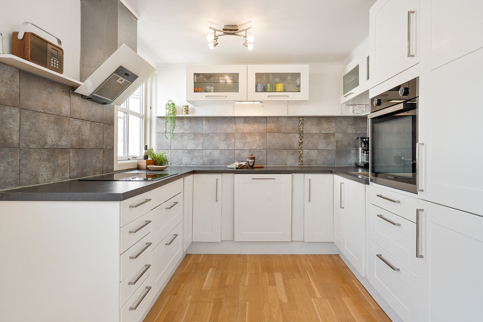 Kjøkkenet bærer preg av noe bruksslitasje, men oppleves godt utnyttet mtp. skap- og benkeplass. Galleribilde