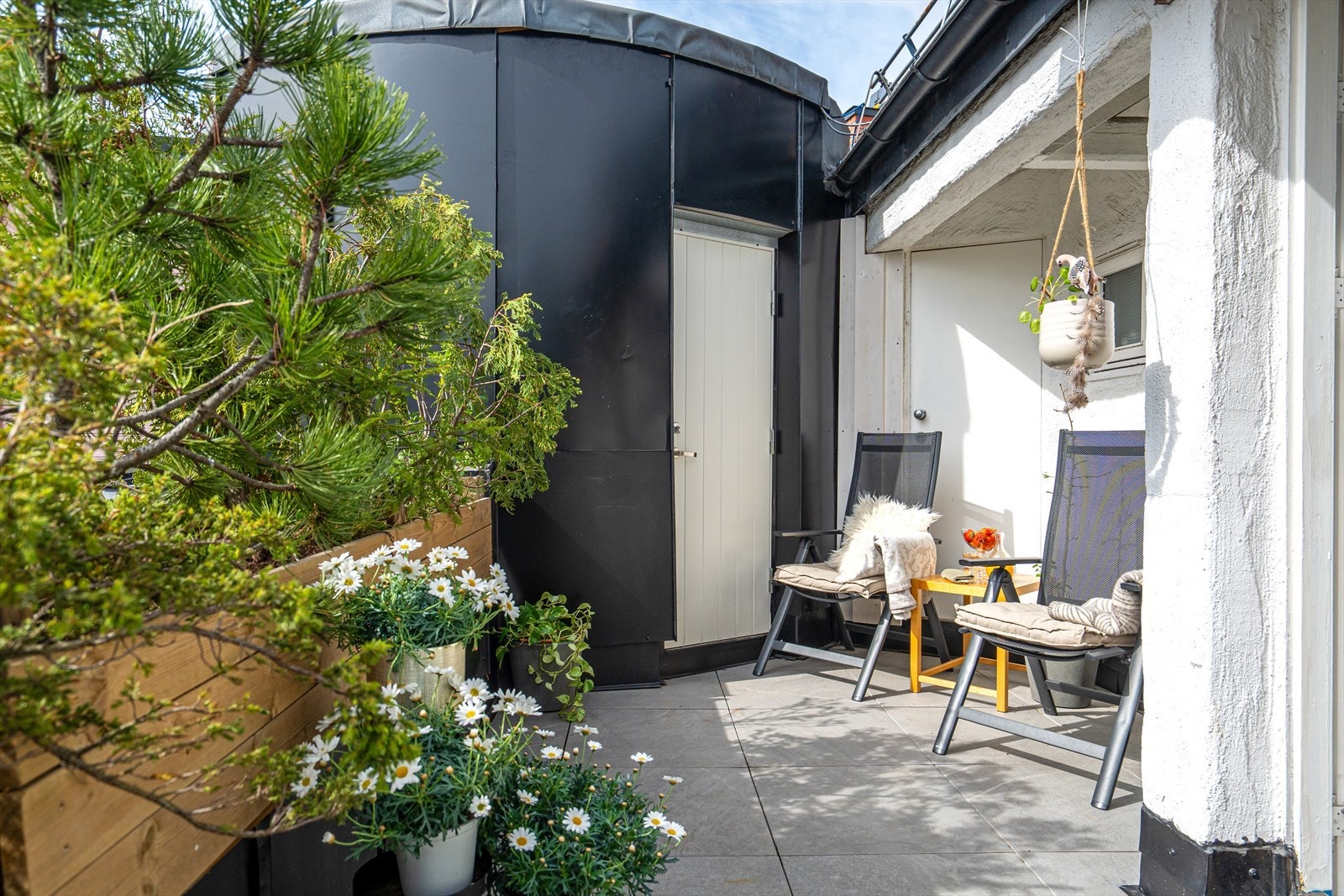 Fra stuen er det utgang til en solrik, sydvendt terrasse på hele 14 kvm. Galleribilde