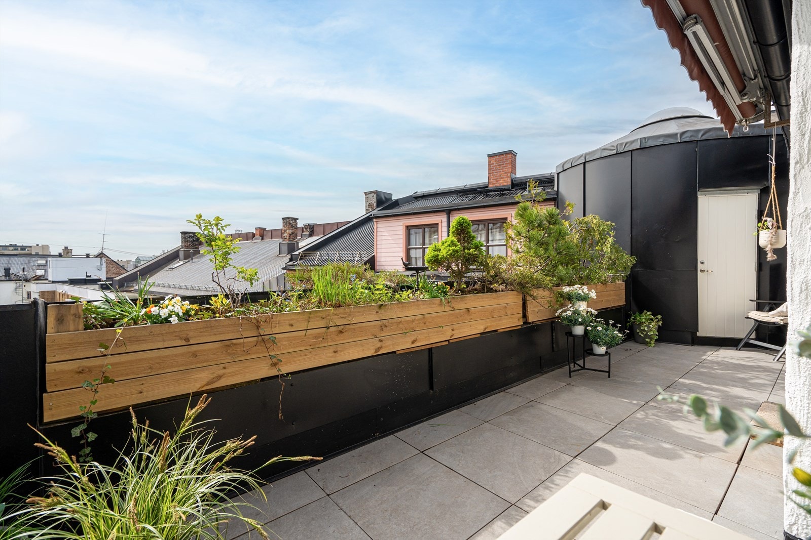 Her er det god plass til flere sittegrupper, grill og beplantning. Galleribilde