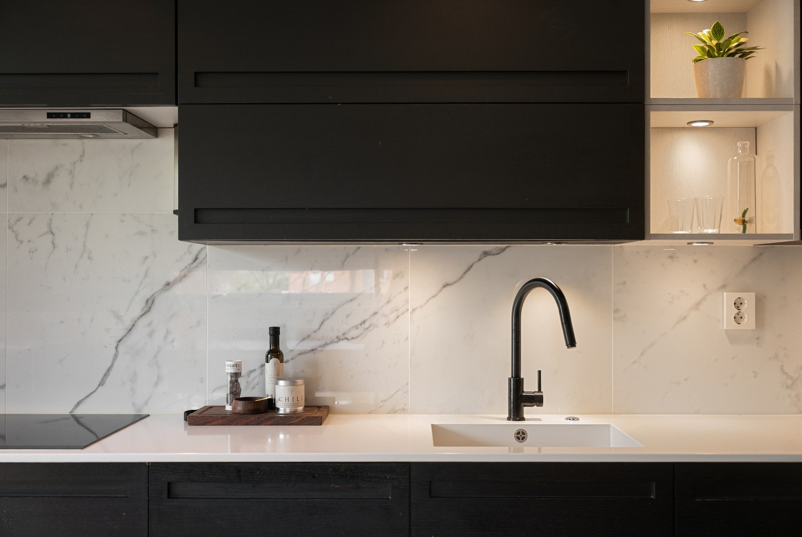 Kjøkkeninnredningen består av glatte fronter og benkeplate av kompositt. Galleribilde