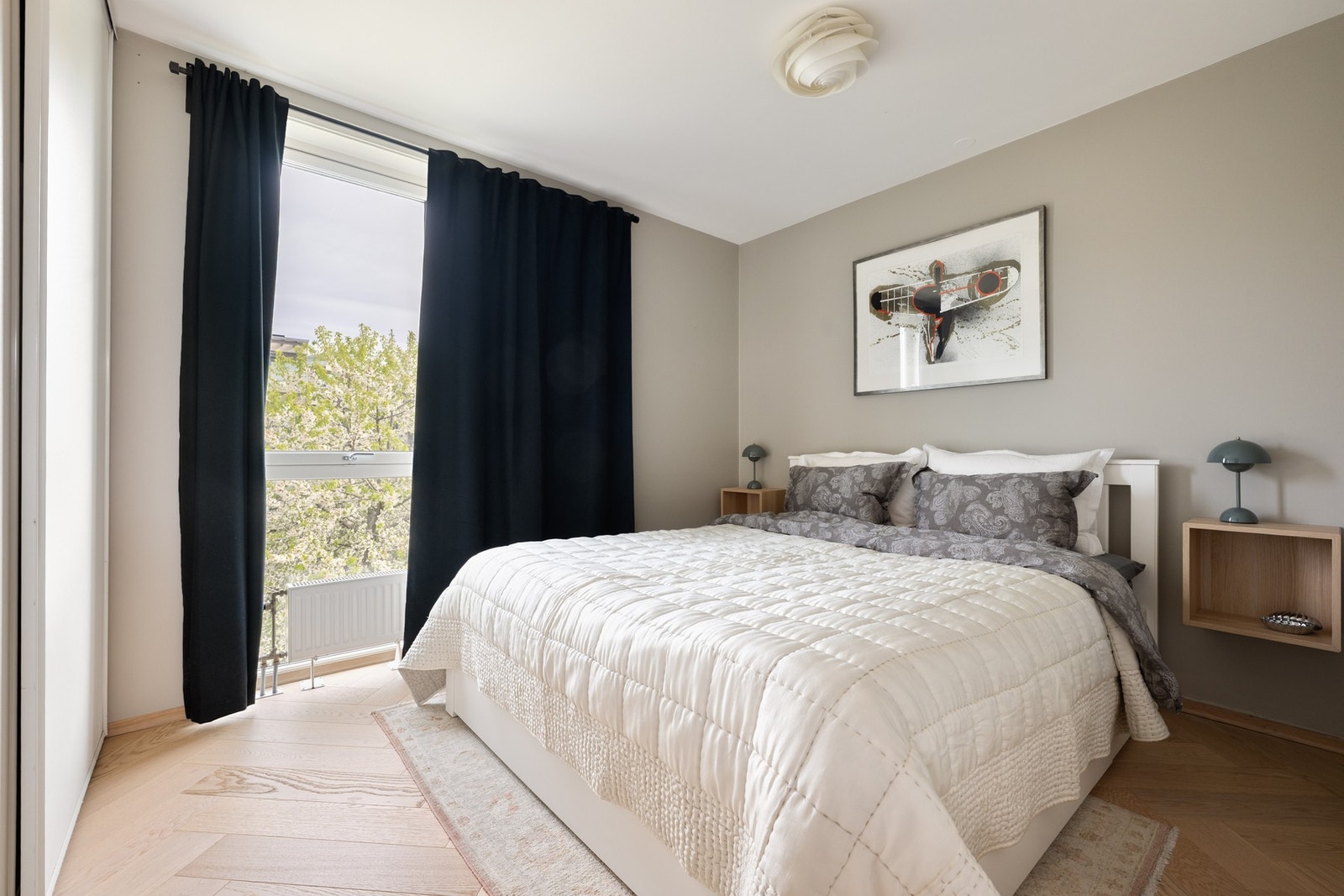 Hovedsoverommet er av svært god størrelse med god plass til dobbeltseng og nattbord på begge sider. Galleribilde