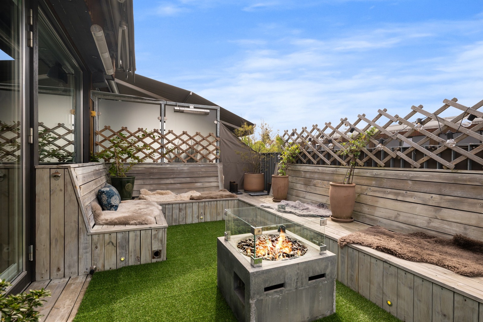 Takterrassen oppleves som usjenert med plassbygget sofa/benk hvor du kan nyte hyggelige stunder alene eller sammen med venner og familie. Galleribilde