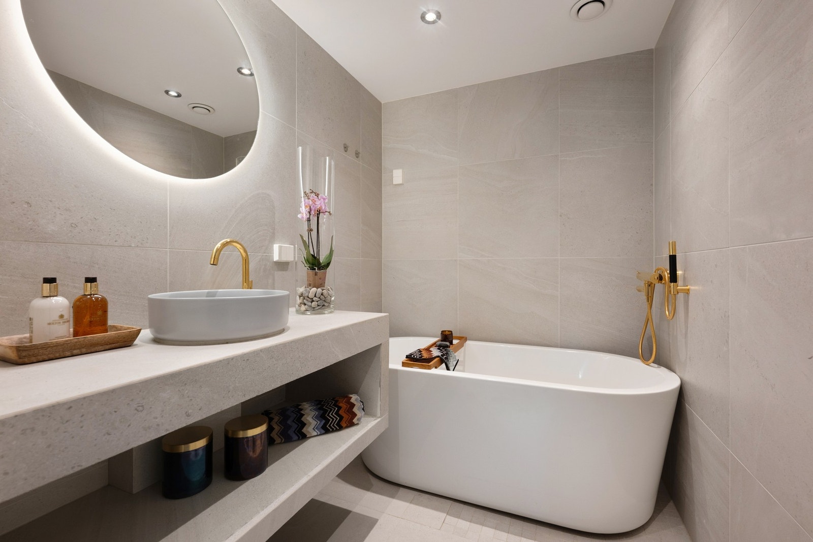 Tidsriktig, flislagt bad med gulvvarme oppgradert i 2019 med ny baderomsinnredning og fliser. Galleribilde