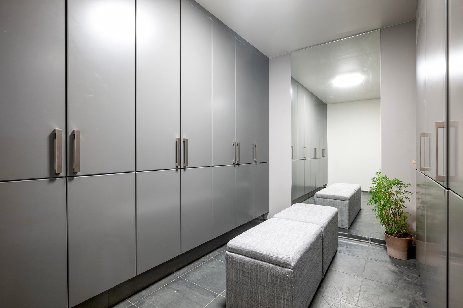 Garderoben er av særdeles god størrelse med et mangfold av skap som sørger for praktiske og smarte oppbevaringsløsninger. Galleribilde