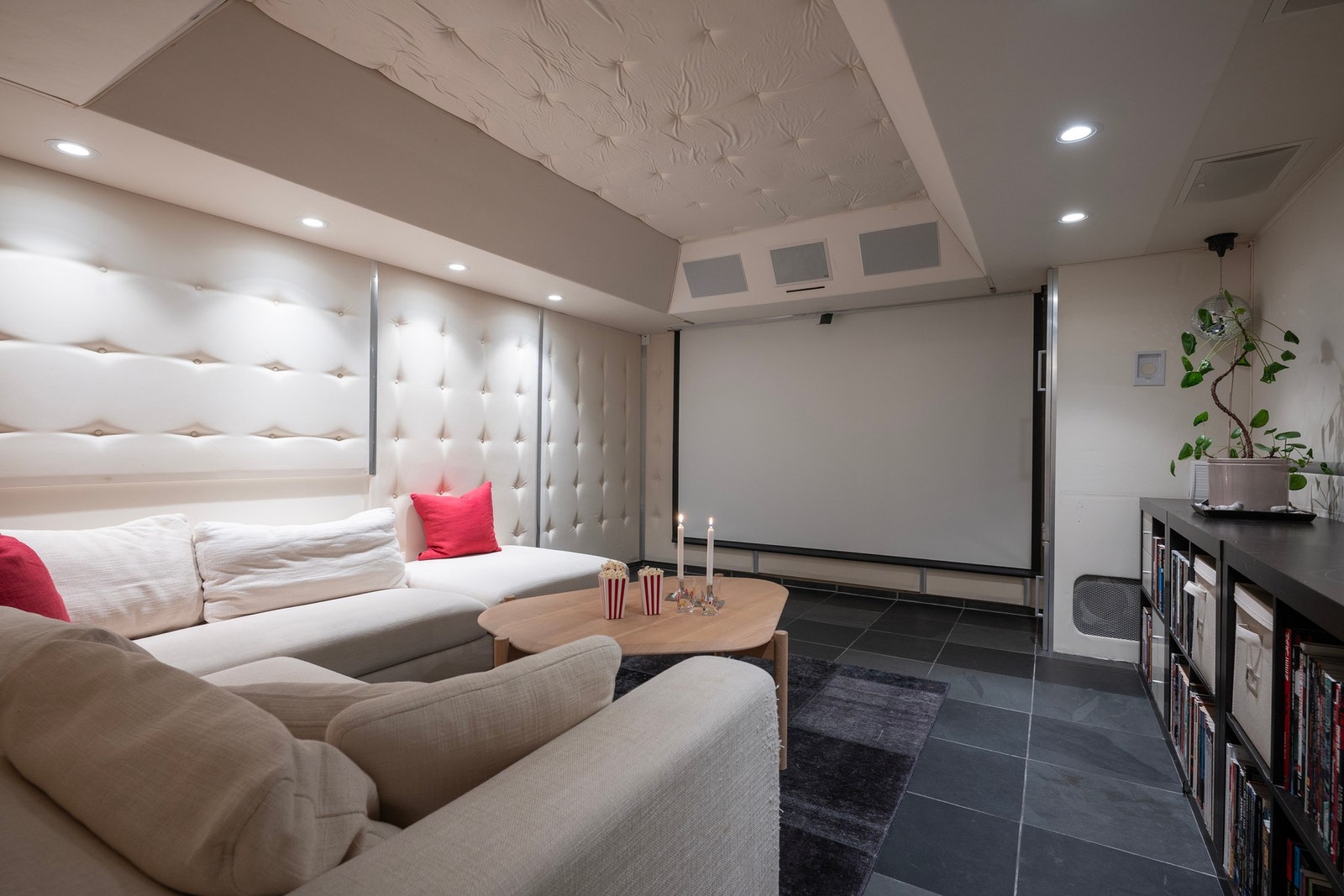 Familiens drøm! Hjemmekinoen er komplett innredet med integrerte surround-høyttalere fra Bowers Wilkins og et stort lerret - perfekt for hyggelige filmkvelder med familien. Galleribilde