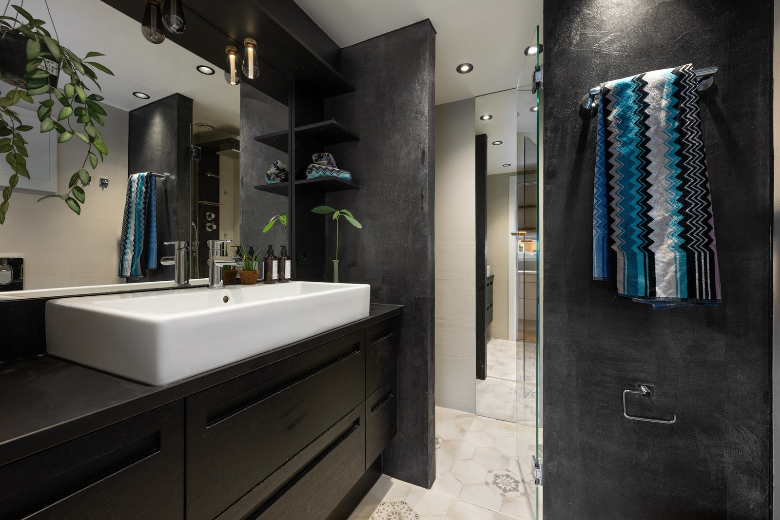 Tiltalende og eksklusivt bad med dusjhjørne påkoblet hånddusj, regndusj og massasjedusj. Galleribilde