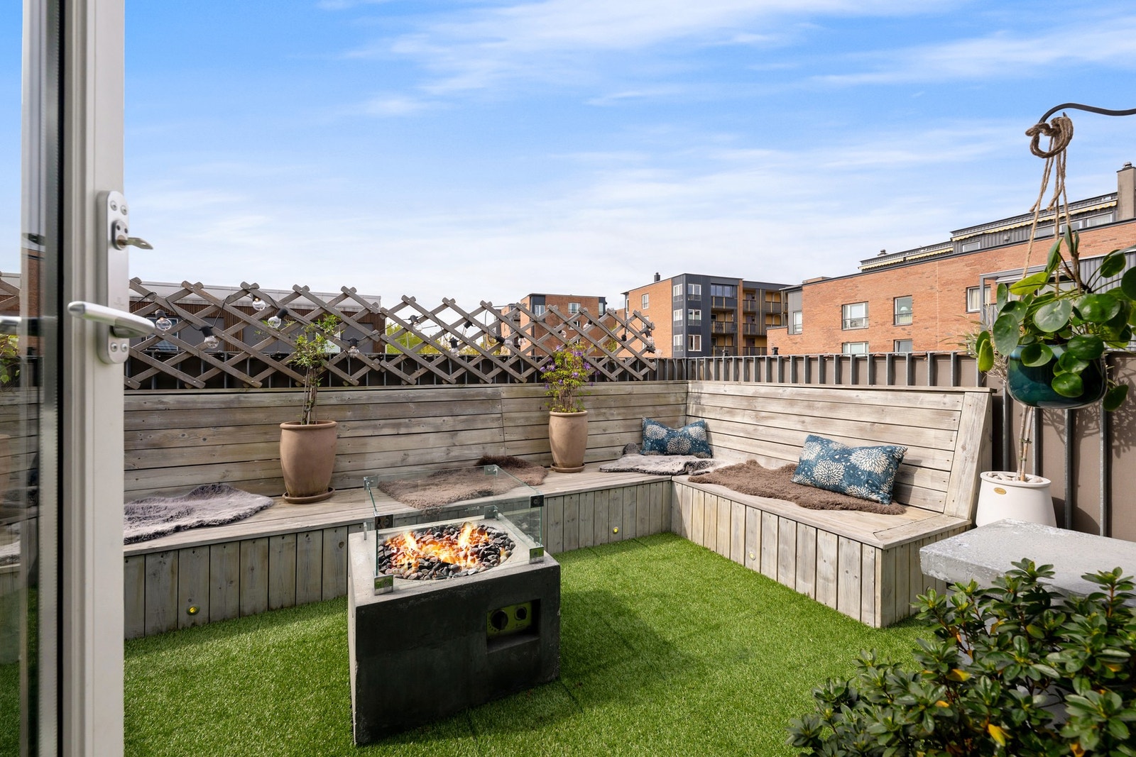 Takterrassen går i vinkel rundt gavlen på huset. Solforholdene er perfekte med sol dagen lang! Galleribilde