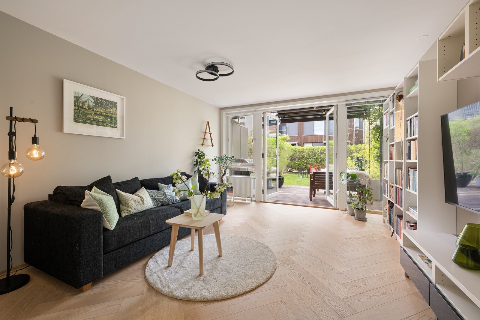 Stuen er av god størrelse med god plass til sofagruppe og tilhørende møblement. Galleribilde