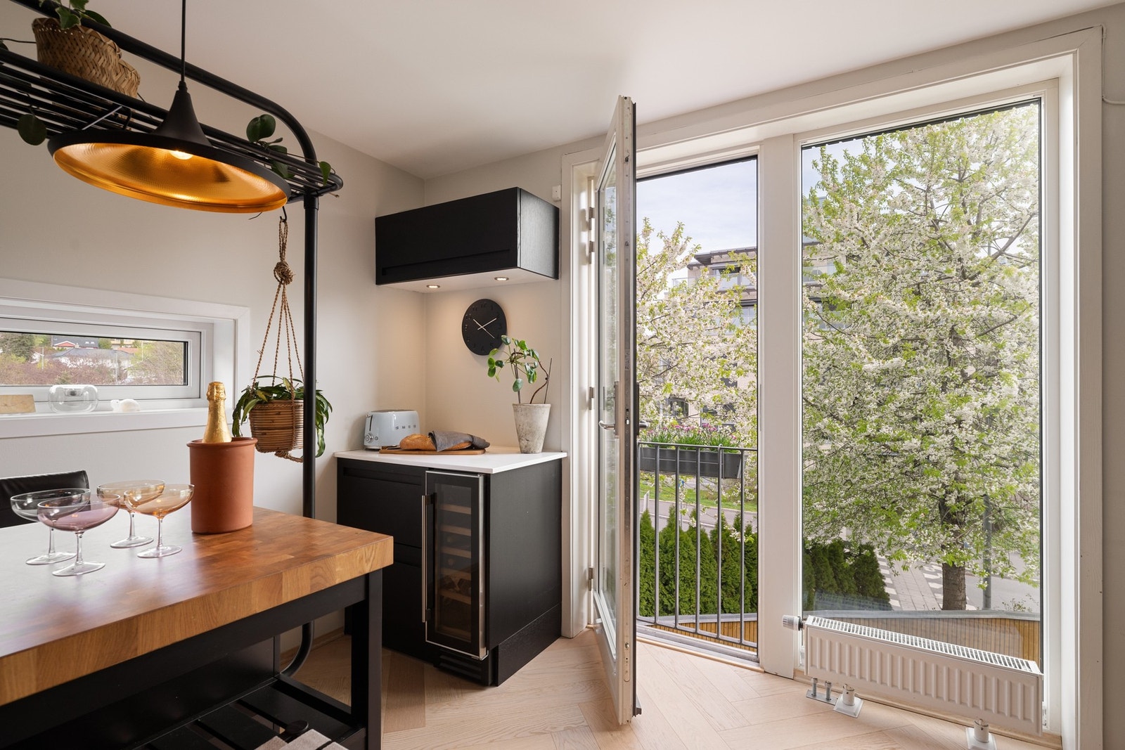 Den franske balkongen kan du på fine sommerdager åpne for å få en landlig og lun atmosfære rundt middagen. Galleribilde