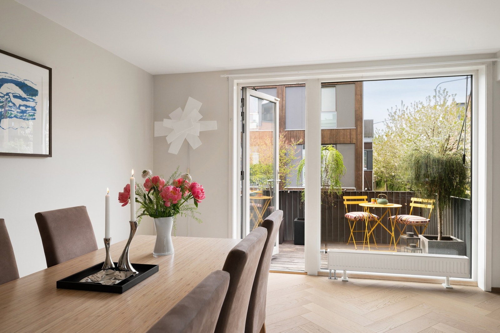 Det er videre adkomst til en herlig sydvestvendt balkong på 5 kvm. Galleribilde