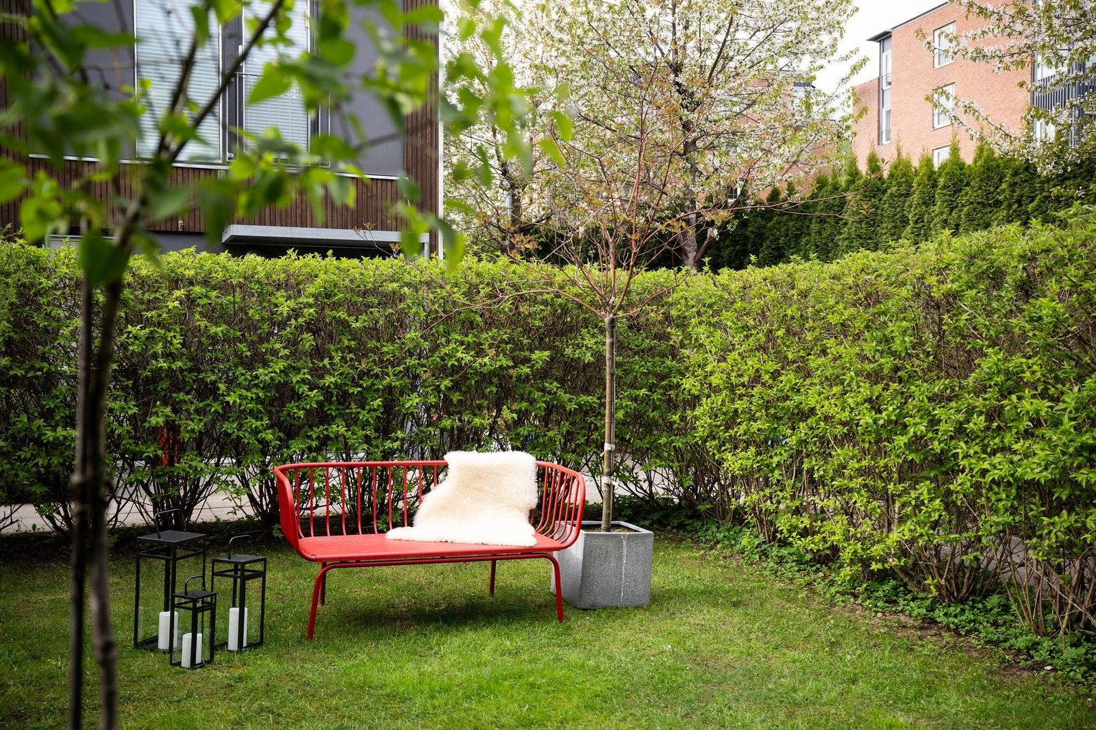 Her kan du nyte deilig sol store deler av dagen på sommerstid, samt de rolige omgivelsene nærområdet har å by på med god boltreplass for store og små. Galleribilde