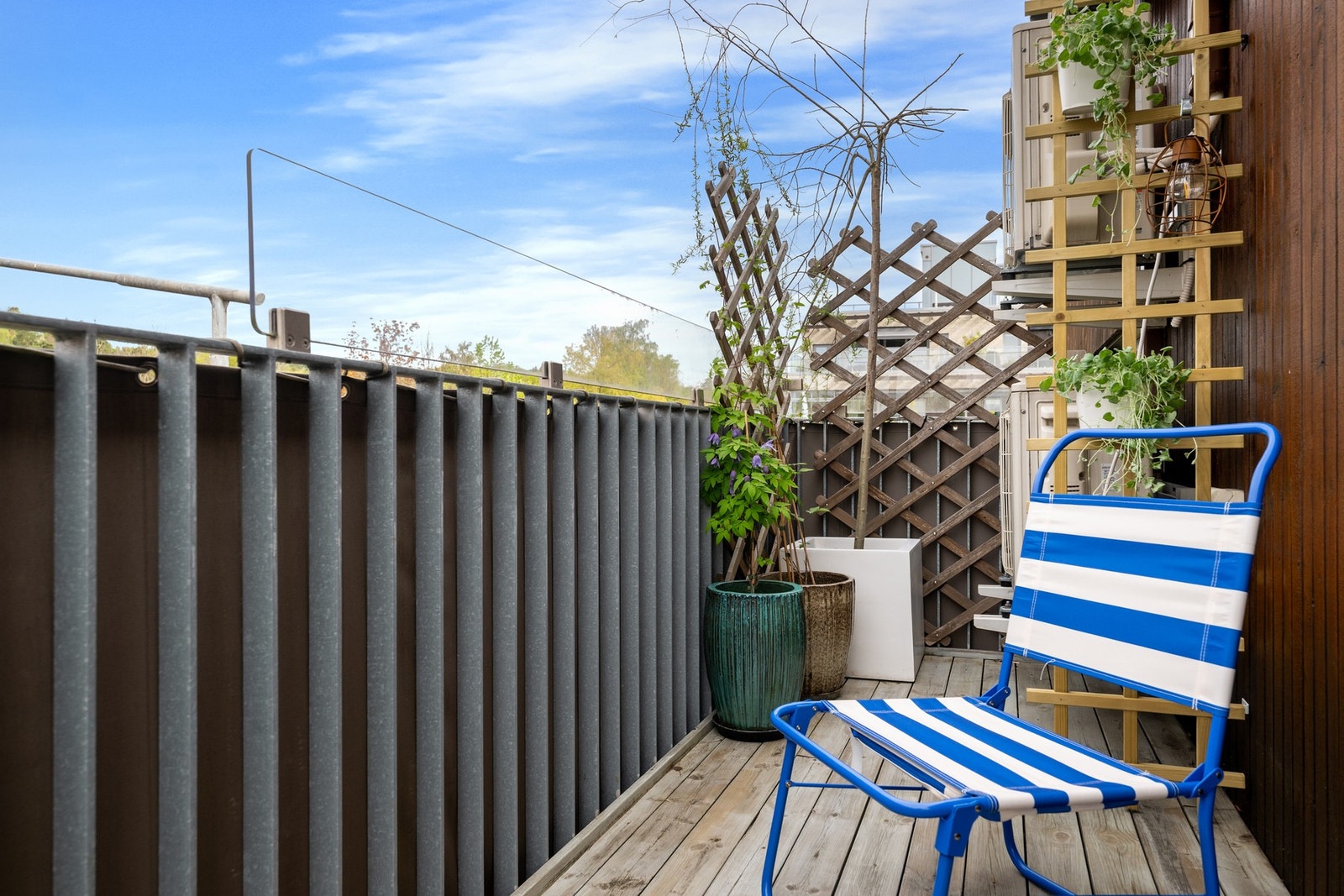 Takterrassen er utstyrt med 2 elektriske markiser, utvendig lys, stikkontakt og terrassevarmer. Galleribilde