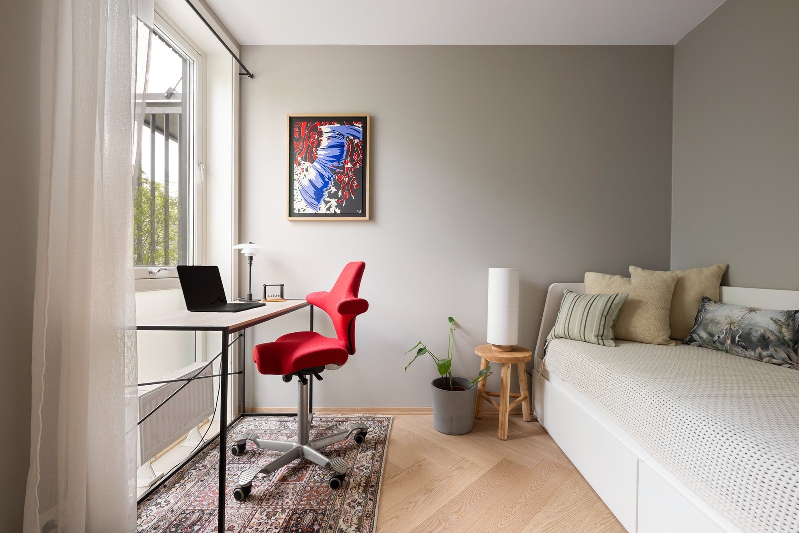 Soverommet i 1. etasje er av god størrelse med god plass til seng og tilhørende møblement. Rommet tar seg ypperlig til bruk som gjesterom/hjemmekontor/barnerom. Galleribilde