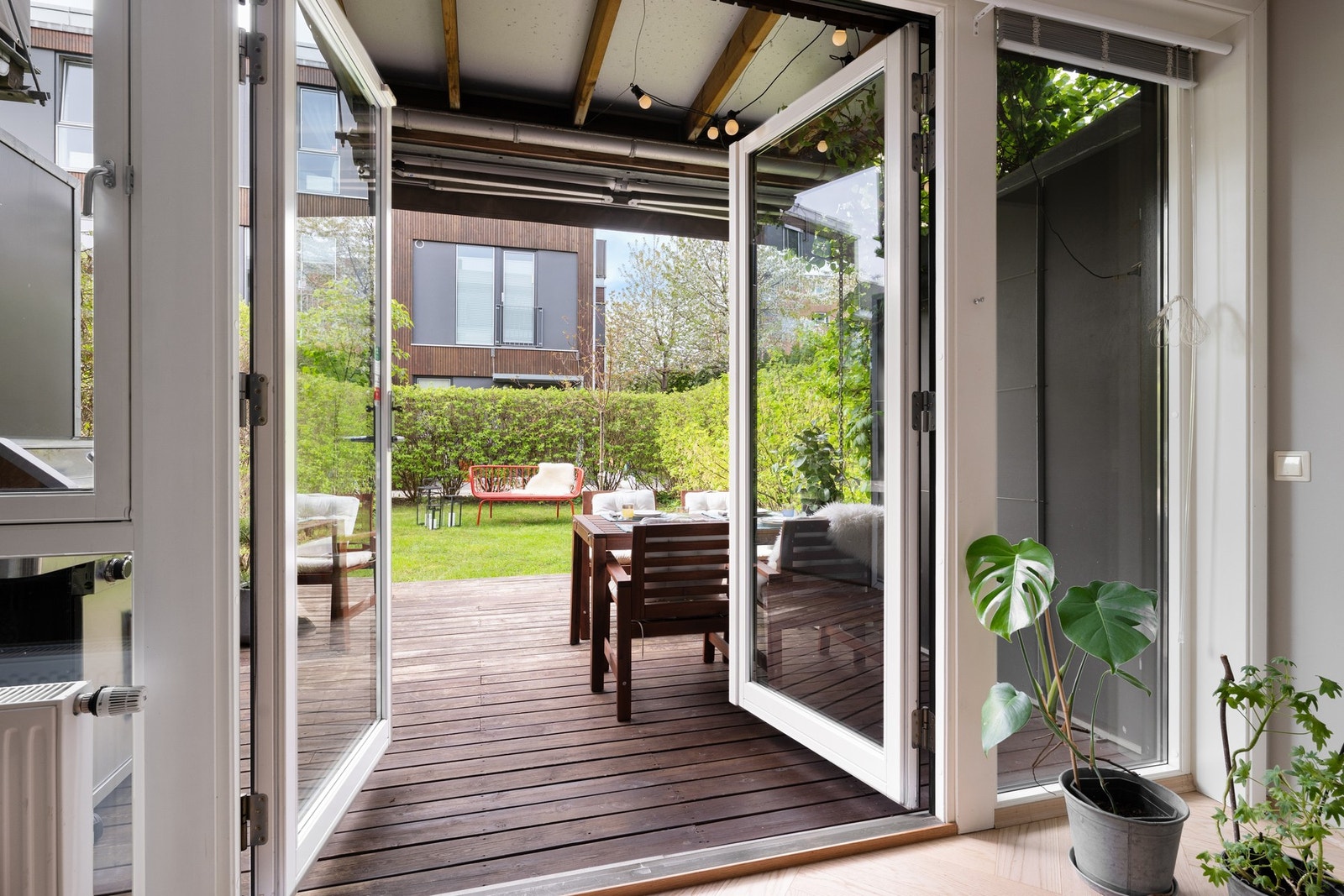 Balkongdøren fører ut til den herlige, sydvestvendte markterrassen på 16 kvm og tilhørende hage som fungerer som et fin forlengelse av stue på sommerstid. Galleribilde