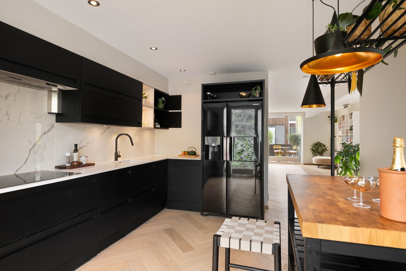 Kjøkkenet byr på meget god arbeids- og oppbevaringsplass og ble oppgradert med nytt armatur i 2025. Galleribilde