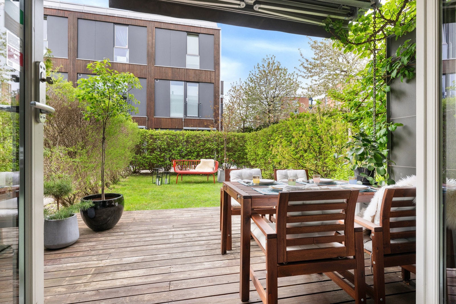 Det er god plass til utendørs møblement og grill. Det er flere soner på uteområdet, hvilket gjør at du kan møblere på den måten du selv måtte ønske. Galleribilde