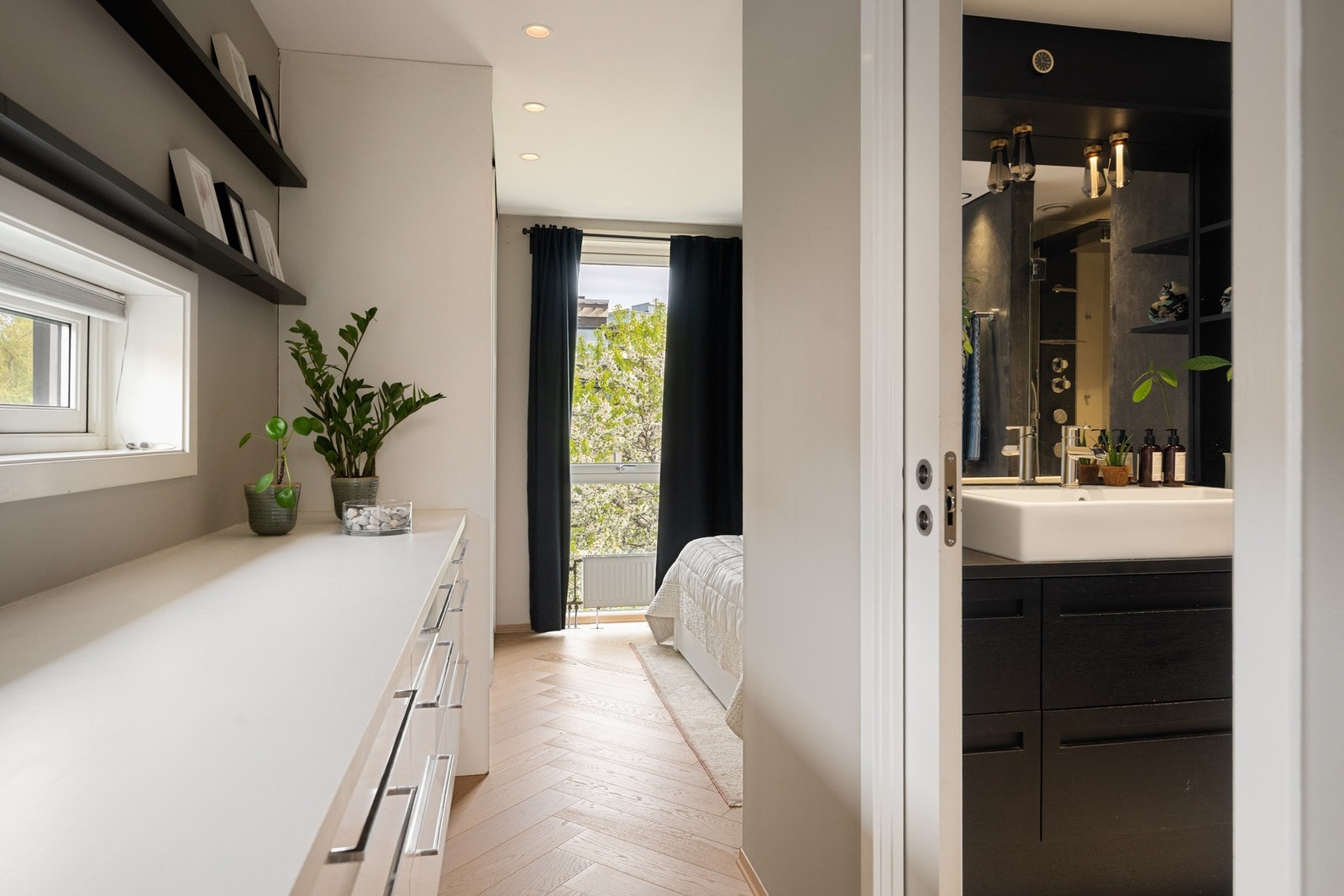 Den store skyvedørsgarderoben, samt smarte kommodeløsninger byr på meget god oppbevaringsplass. Direkte adkomst til eget, luksuriøst bad. Galleribilde