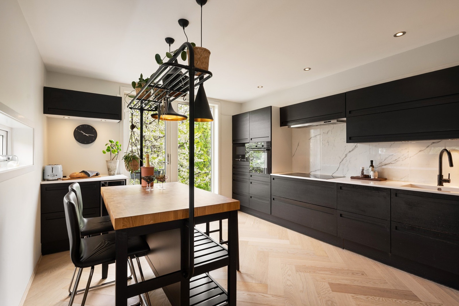 Moderne og funksjonelt JKE kjøkken med en praktisk kjøkkenøy som fungerer som en fin soneinndeler. Galleribilde