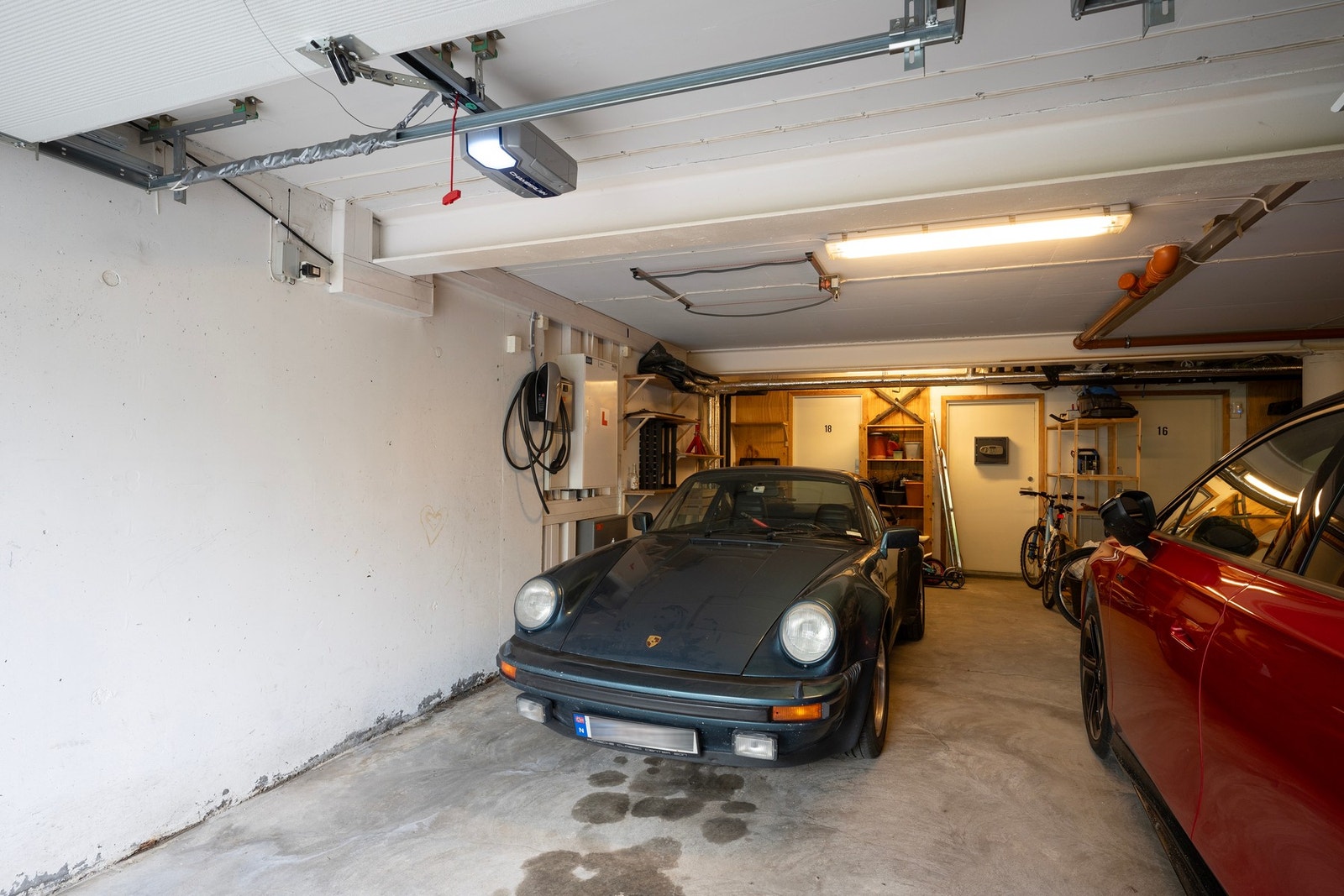 Boligen disponerer 2 plasser i byggets parkeringsgarasje med el-billader. Her er det god plass til sykler og det er oppheng for skiboks. Det er også en biloppstillingsplass foran garasjen. Egen bod innerst i garasje med hyller, merket nr. 18 på 5 kvm. Galleribilde